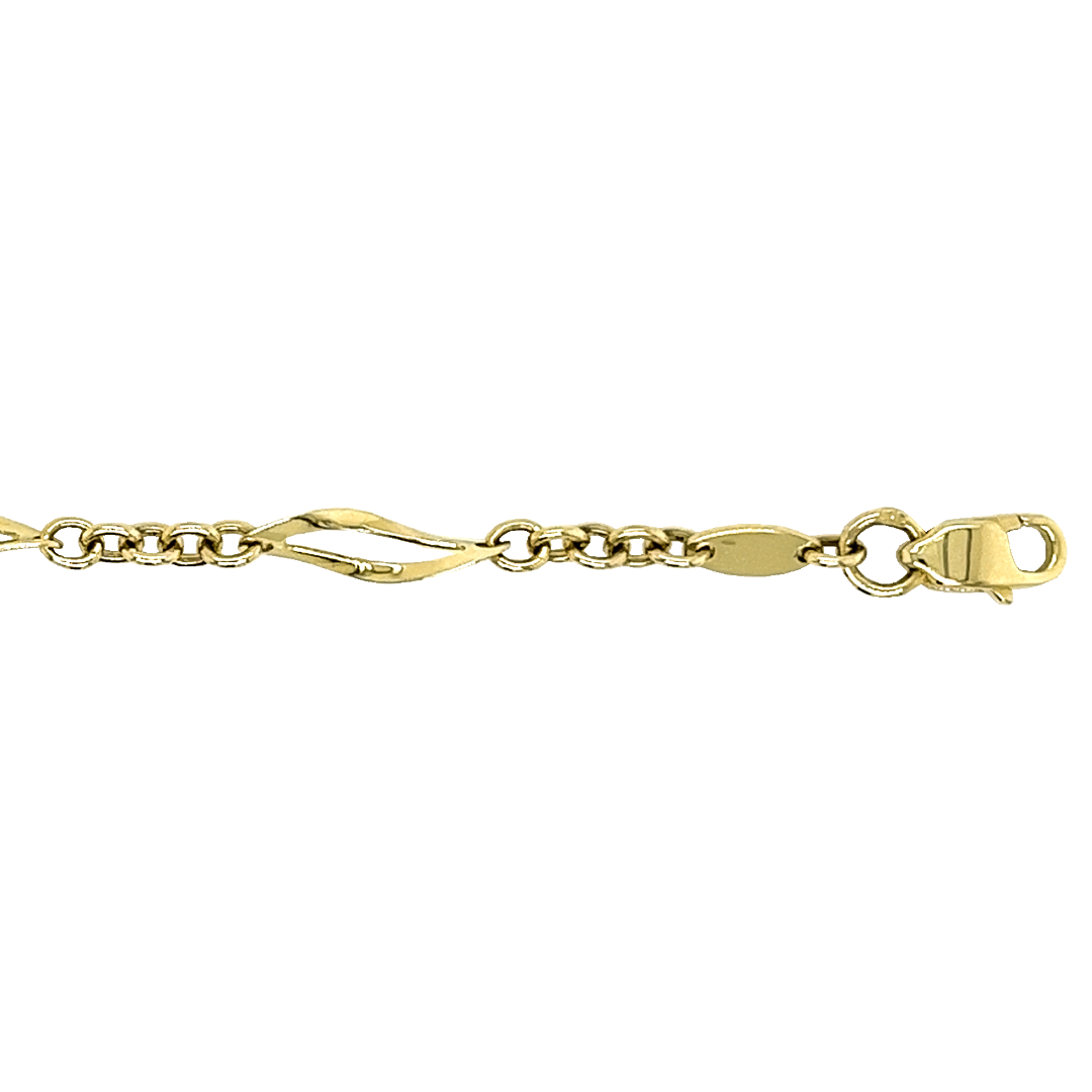 Dit 14-karaats geel gouden armbandje heeft een mooie en verfijnde uitstraling. De ronde schakelstukken worden onderbroken door gedraaide fantasie schakelstukken. Dit armbandje is perfect voor liefhebbers van geelgoud.