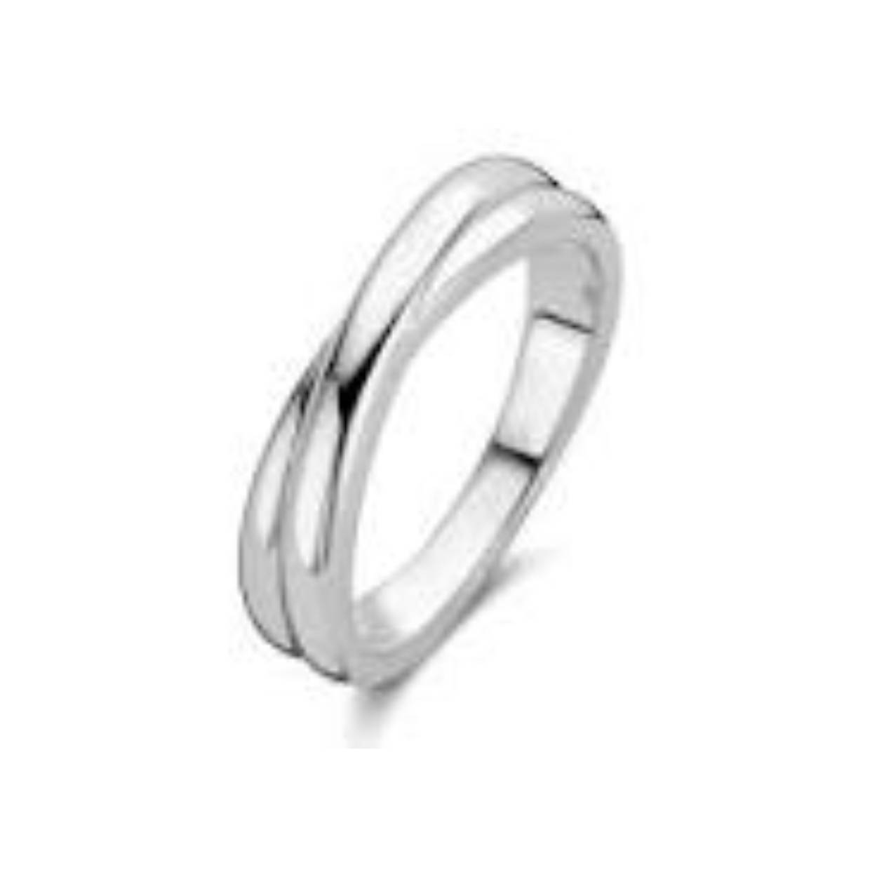 Moments biedt een basis zilveren sieradencollectie. De collectie bestaat uit tijdloze sieraden met fashion twist, de sieraden zijn draagbaar voor elk moment van de dag. Alle sieraden zijn vervaardigd van de hoogste kwaliteit sterling zilver en alle zirconia stenen zijn met de hand gezet. Deze minimalistische ring is een must-have in jouw collectie, mooi om alleen te dragen maar ook om te combineren met je andere ringen.