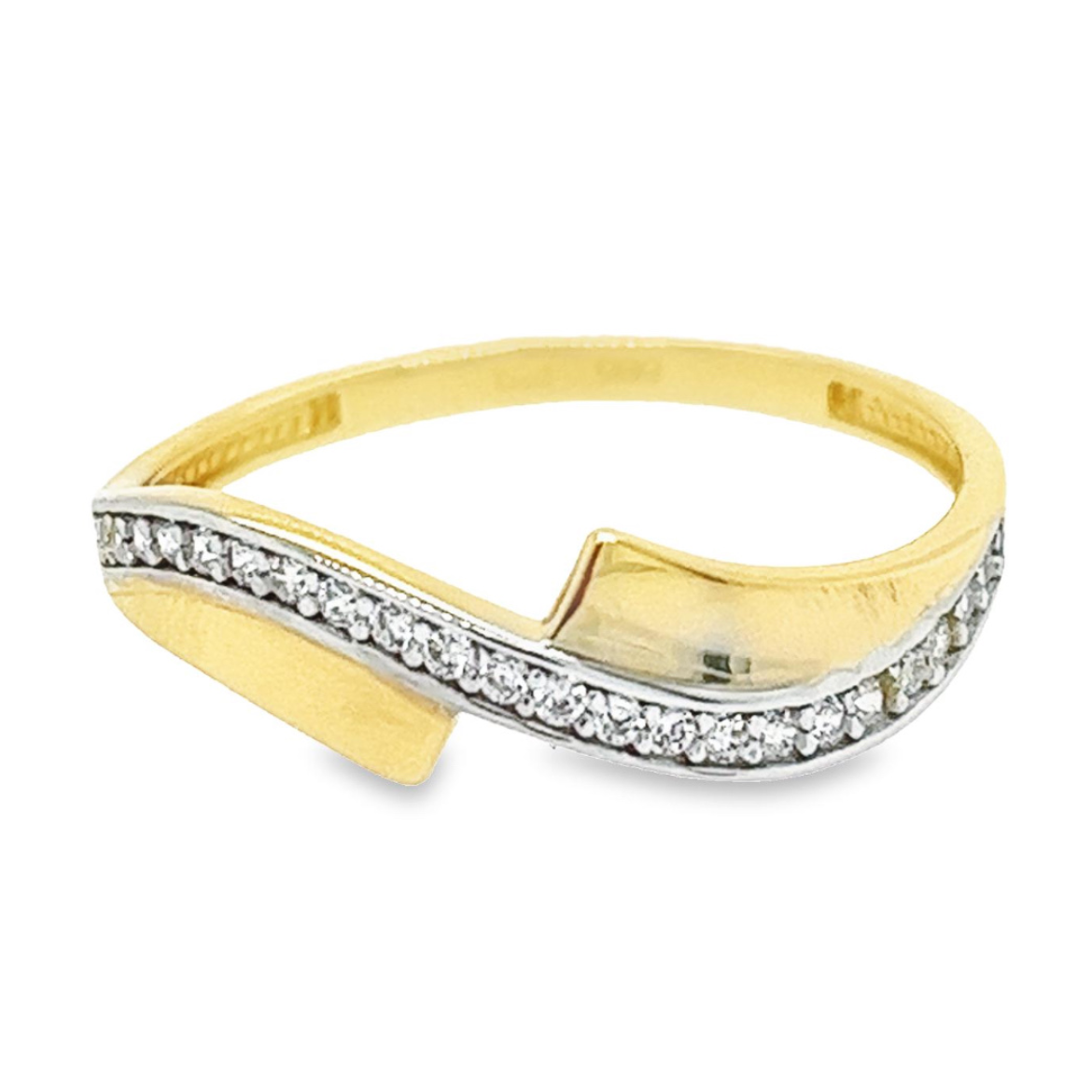 Deze geel gouden ring heeft een fijne en elegante uitstraling. Het ontwerp is sierlijk en uniek en gecombineerd met een rij briljant geslepen zirkonia stenen. De zirkonia stenen geven deze ring een werkelijk schitterende uitstraling. De zetpootjes en de strook, waarin de zirkonia stenen zijn gezet, zijn witgoud van kleur, hierdoor is de schittering van de zirkonia stenen ook mooi wit van kleur.