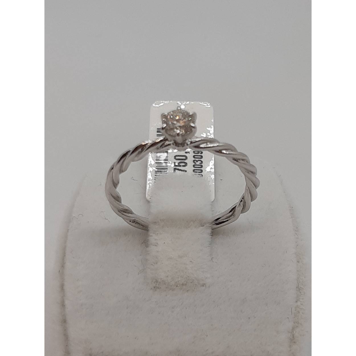 De Diamanten Verlovingsring, modelnummer BREA-0002712, is een elegant sieraad gemaakt van witgoud van 14 karaat, met een schitterende ronde diamant van 0,28 karaat met SI1 zuiverheid en F-kleur. Deze ringmaat 54 voegt een tijdloze glans toe aan elke hand. Perfect voor verlovingen, draag deze ring dagelijks om je liefde te vieren.