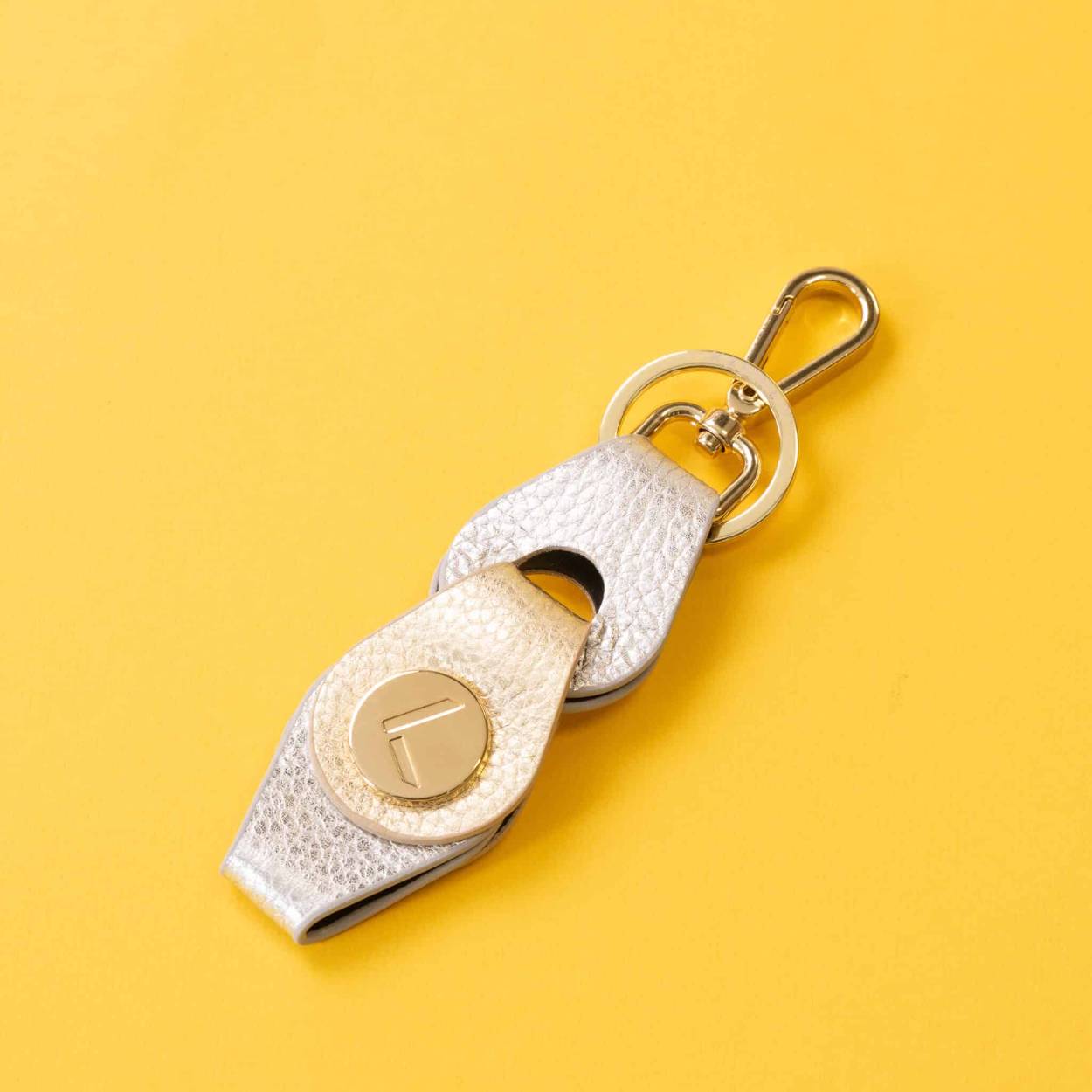 Deze Lederen sleutelhanger ” De Master Key “die past bij onze Big Mister sister , Mister sister , mitpointbag of Sandies past