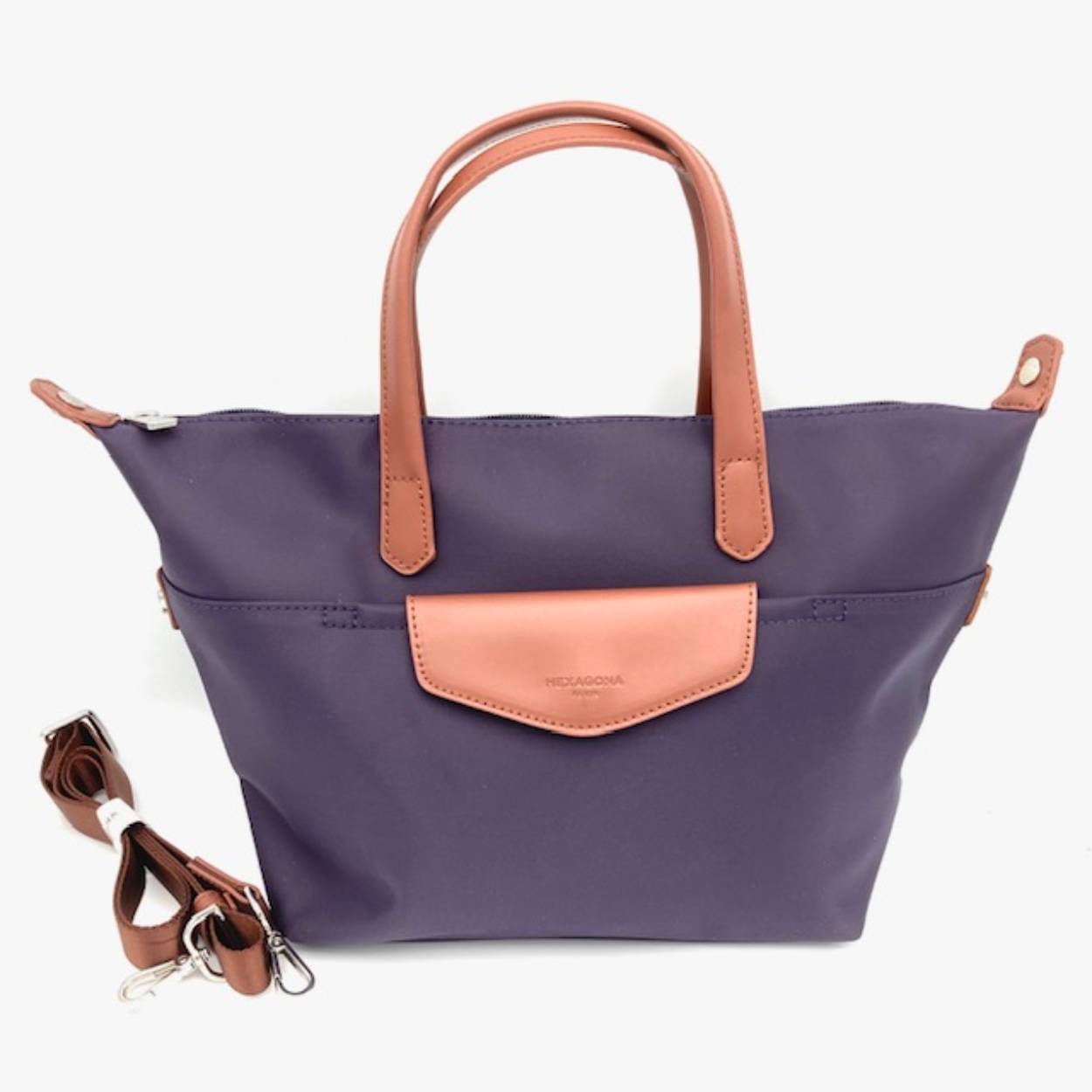 Hexagona shopper.
Rijk uitgevoerd met lederen accenten. Zowel aan de voor als achterzijde bevinden zich een rits .
Onder de toprits 1 groot hoofdvak met twee steekvakken en een ritsvak. Het model is op diverse manieren te dragen.Tevens is er ook een afneembare schouderriem waardoor u de tas cross kunt dragen.

Afmetingen:
Hoogte 24cm x breed 37cm x diep 10 cm