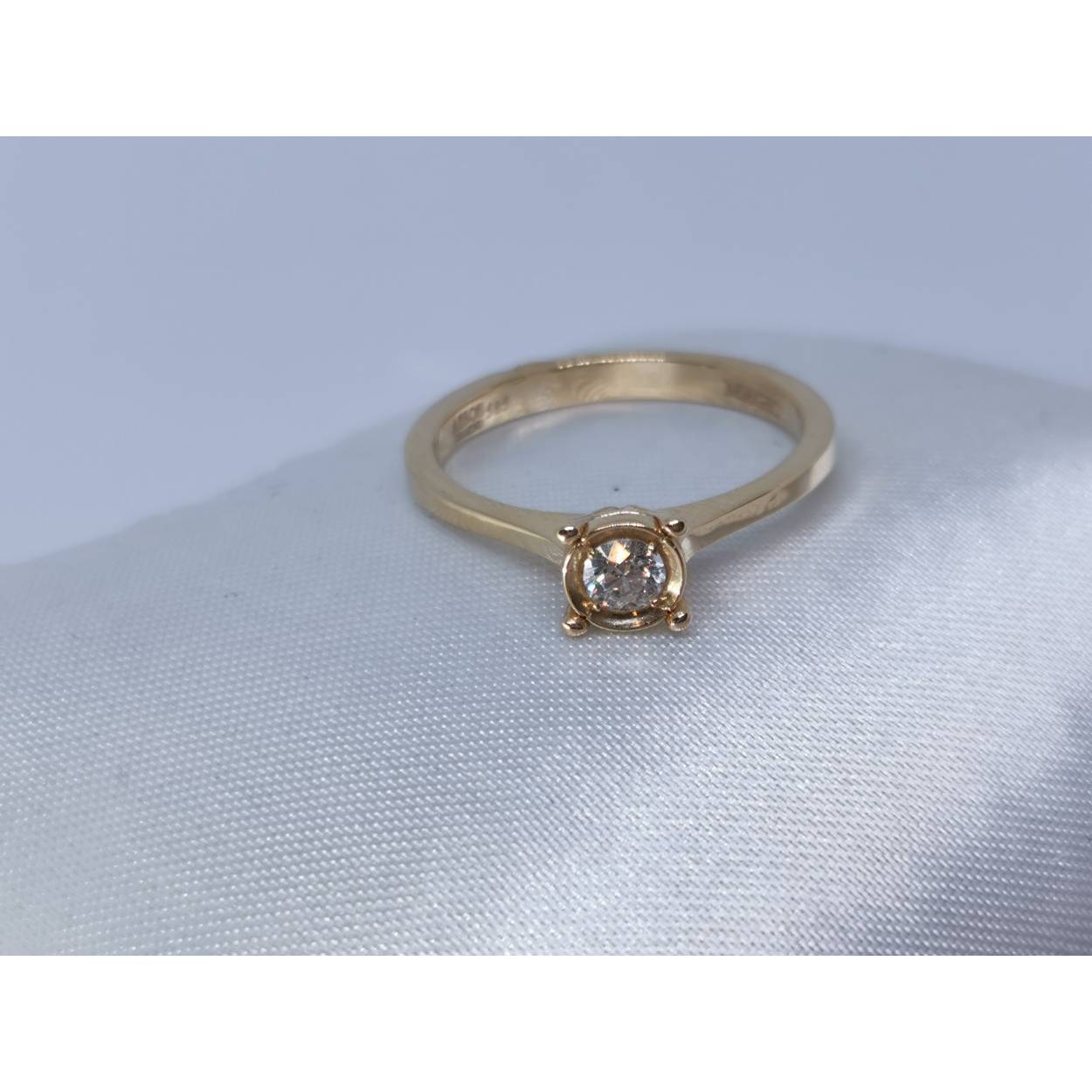 14 karaat geel gouden solitair ring 0.15 crt. briljant.