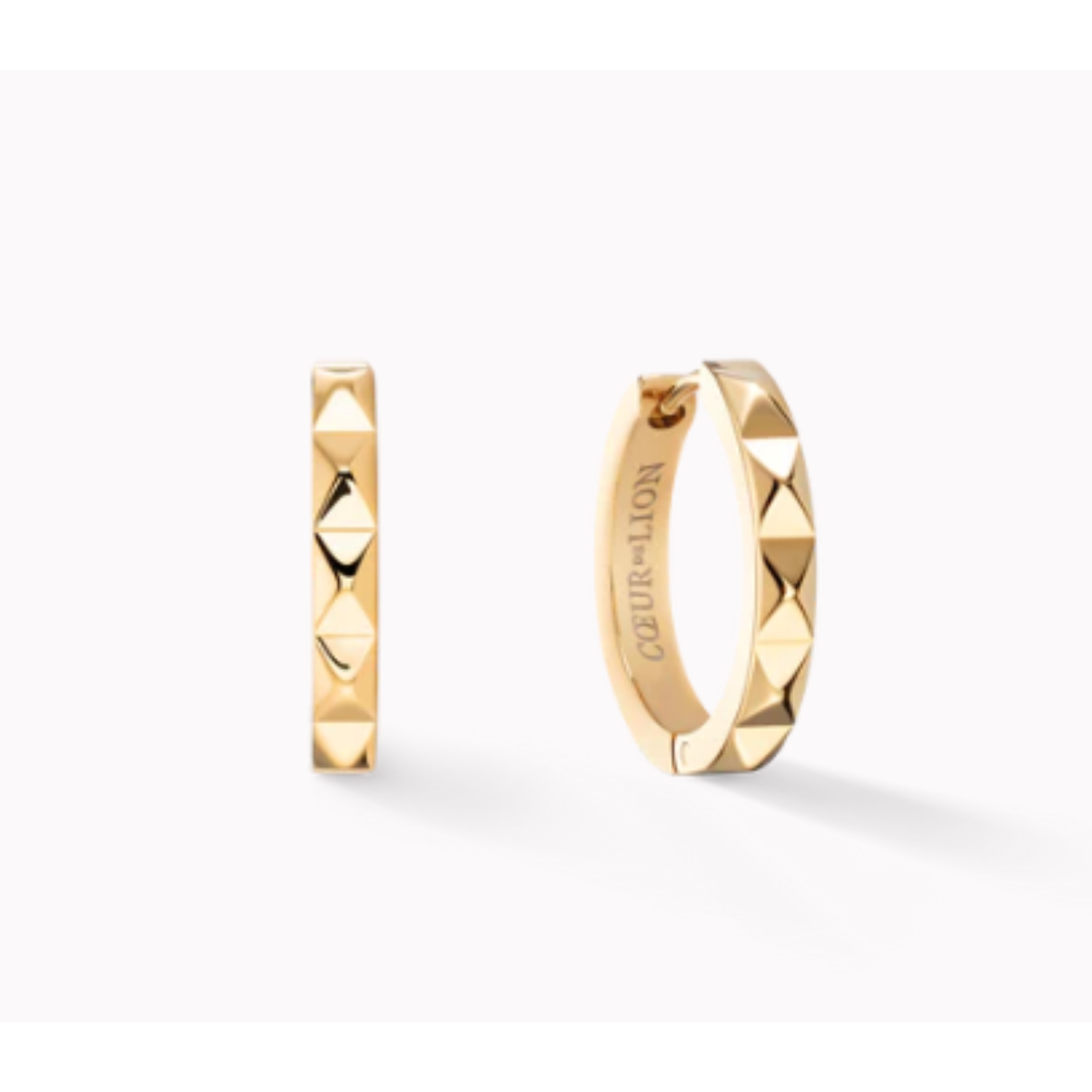 Ontdek onze nieuwe essentials in goudkleurig edelstaal - in een trendy stud- of spike-design. Deze oorringen zijn de perfecte aanvulling op elke dagelijkse look en zijn ideaal voor het stapelen van trendy oorbellen. Combineer de oorringen met spikes met je andere sieraden van COEUR DE LION om keer op keer nieuwe en spannende looks te creëren. Maak je outfit compleet met de bijpassende armbanden en ringen in hetzelfde design en creëer stijlvolle accenten die gegarandeerd opvallen. 