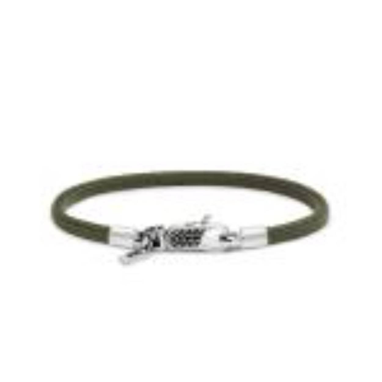 De nieuwste toevoeging aan de SILK collectie zijn de Azure, Emerald en Terra paracord armbanden, ontworpen met een luxe zilveren karabijnsluiting. Deze diepgekleurde armbandjes voegen stijl en kleur toe aan je arm en zijn verkrijgbaar in twee varianten: een met charm en een zonder charm.