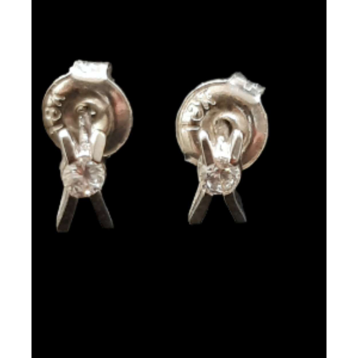 De witgouden oorknop BREA-0002502 van een onbekend merk is een prachtige 18kt stud earring met fonkelende stenen. Gemaakt van 18-karaats witgoud, zijn ze glanzend en elegant. Met een hoogte van 5,7 mm en een breedte van 2,84 mm zijn ze perfect voor dagelijks gebruik of speciale gelegenheden. Draag ze met je favoriete outfit voor een verfijnde uitstraling.