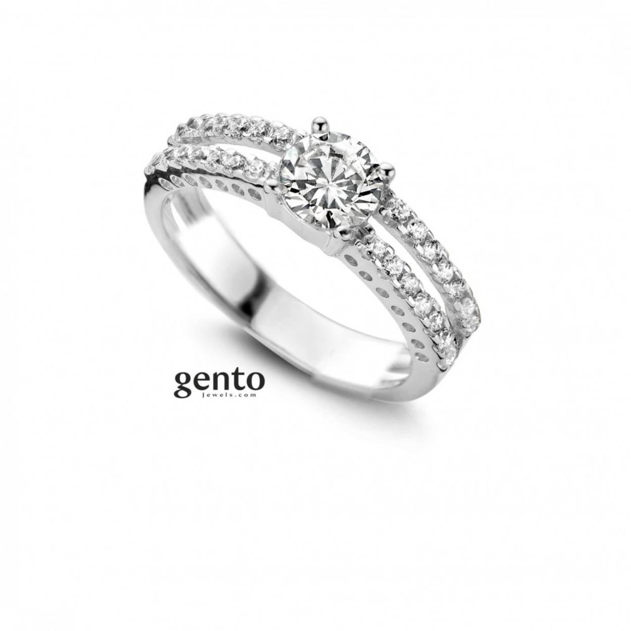 Gento is een Belgisch merk. De Gento zilveren juwelen zijn gemaakt van Sterling zilver 925 met een hoogwaardige rhodium finish. De Gento-juwelen zijn gemaakt van zirkonia van topkwaliteit en zorgen voor een perfecte briljante schittering.

Deze ring met zirconium steentjes is uit de Gento collectie. Deze ring met referentie SR21 is vervaardigd uit zilver 925.