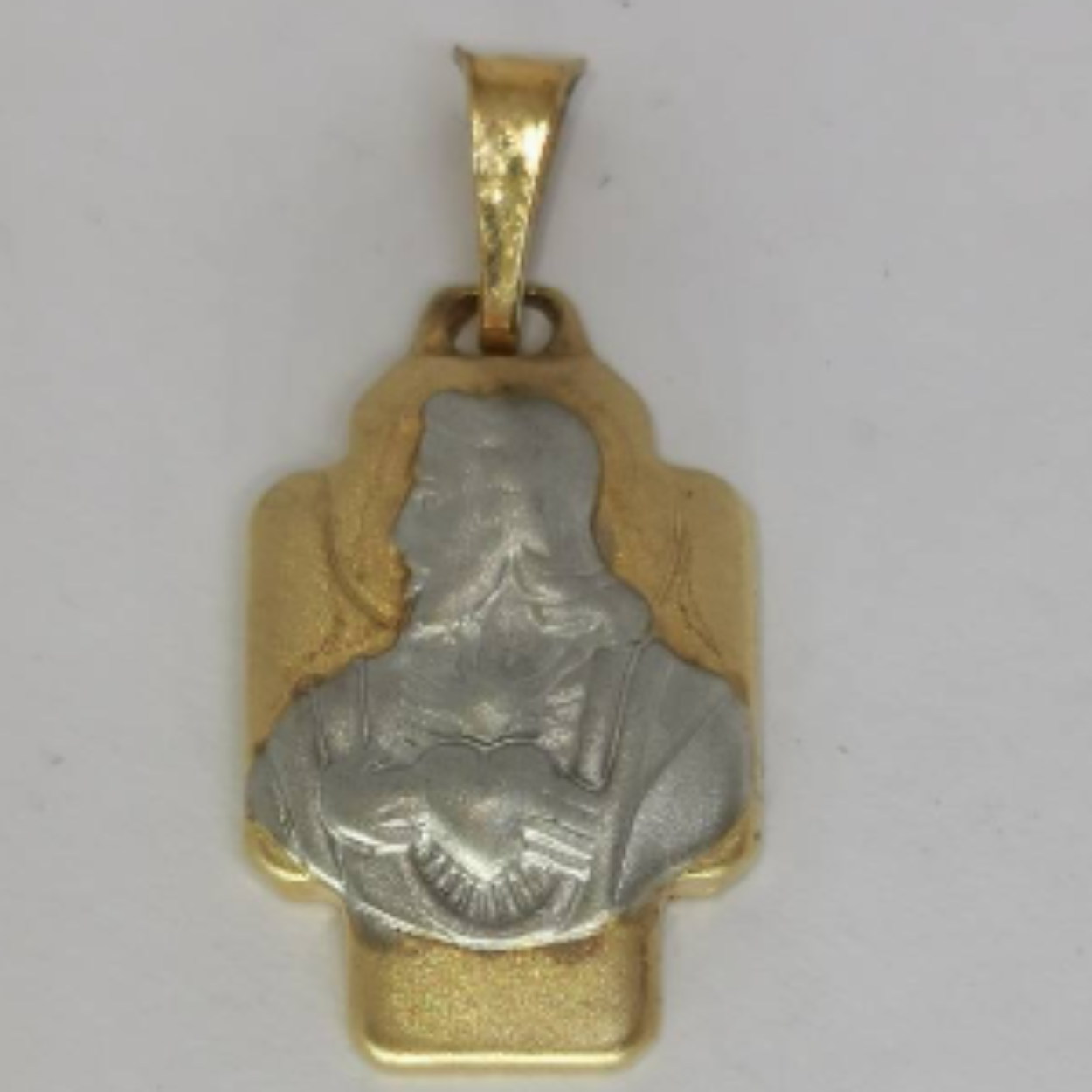 14 Karaat geel gouden hanger met wit gouden jezus afbeelding. De hanger is gesatineerd.