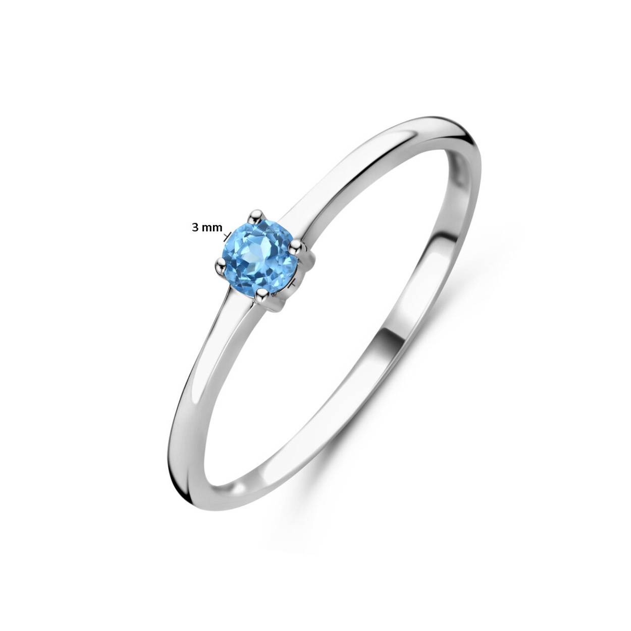 Gerhodineerd 925 zilveren ring uitgevoerd met een schitterende blauw topaas. De ring heeft een breedte van 3mm.