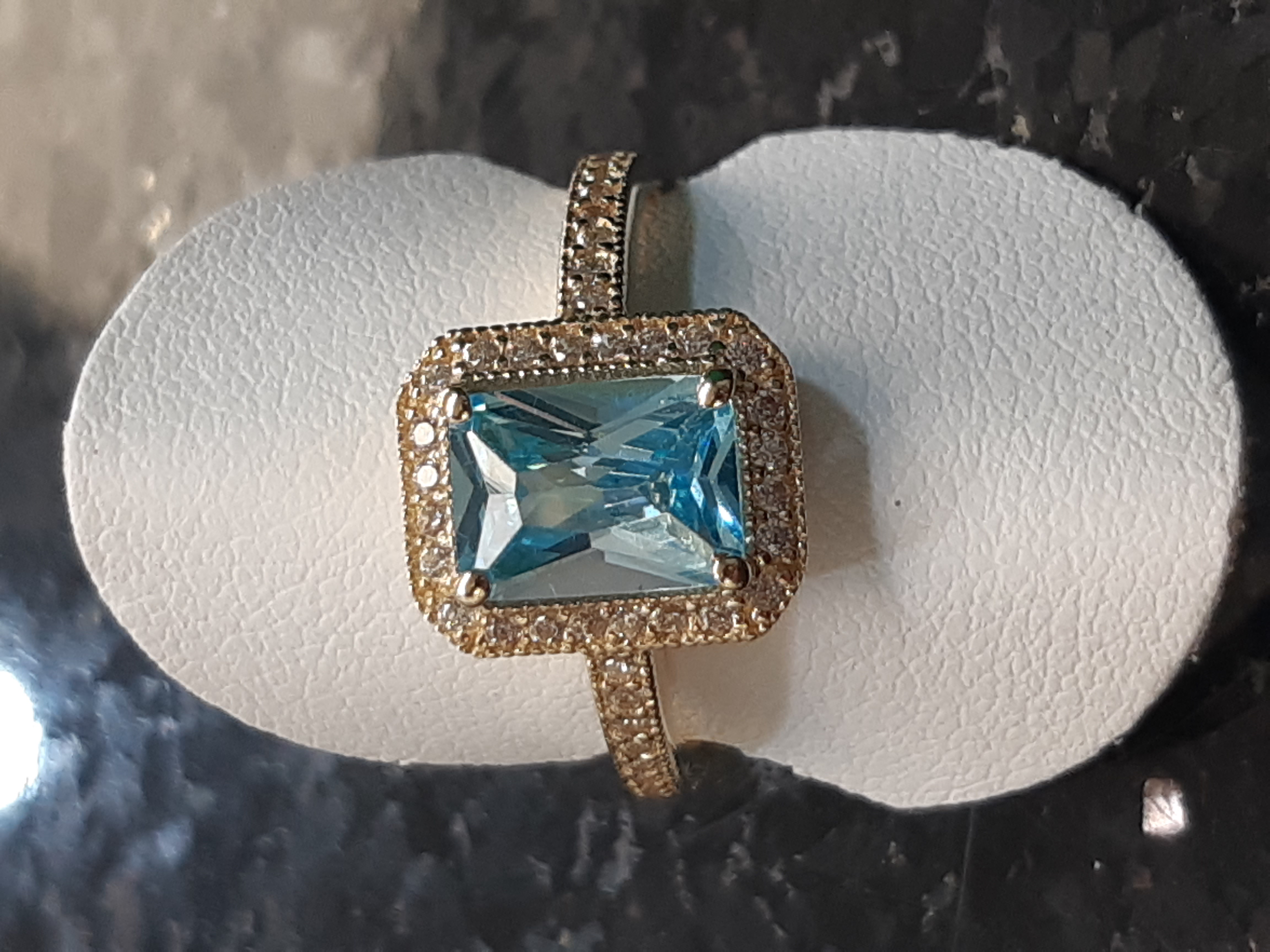 De gouden damesring model BREA-RDL-0002985 is vervaardigd van 14-karaats goud en beschikt over een aquamarijn edelsteen. Met maat 55 en een goudkleurige afwerking straalt deze ring elegantie uit. Draag hem solo voor een verfijnde look of combineer met andere gouden sieraden voor een chique ensemble. Perfect voor zowel dagelijks als speciaal gebruik.
