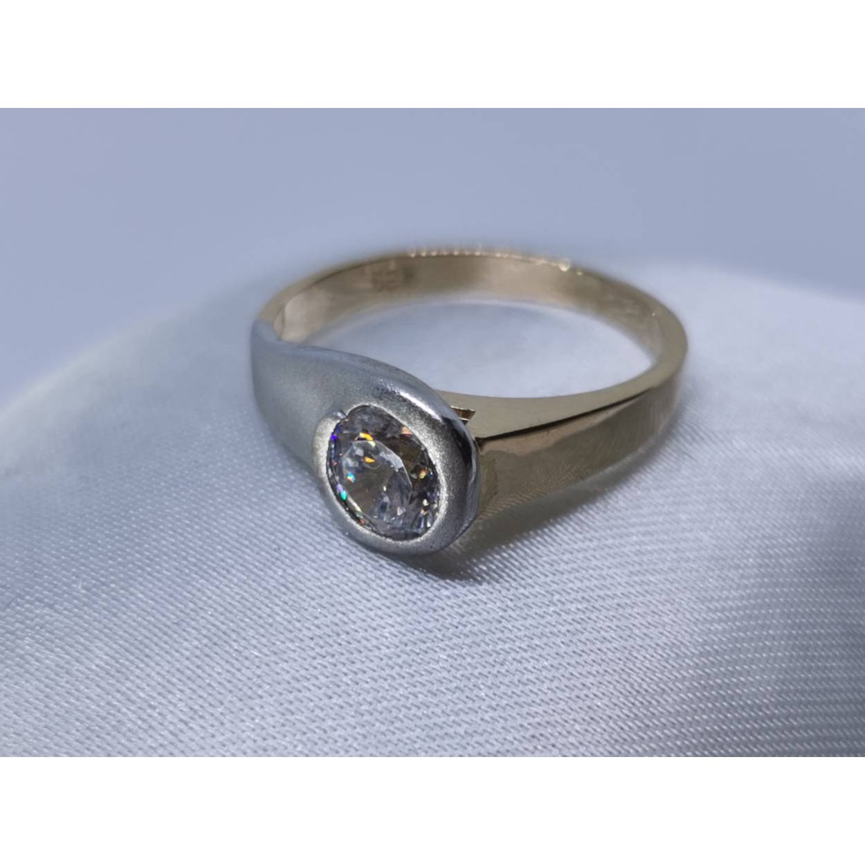 14 karaat gesatineerde Bicolor solitaire ring met briljant geslepen zirkonia.