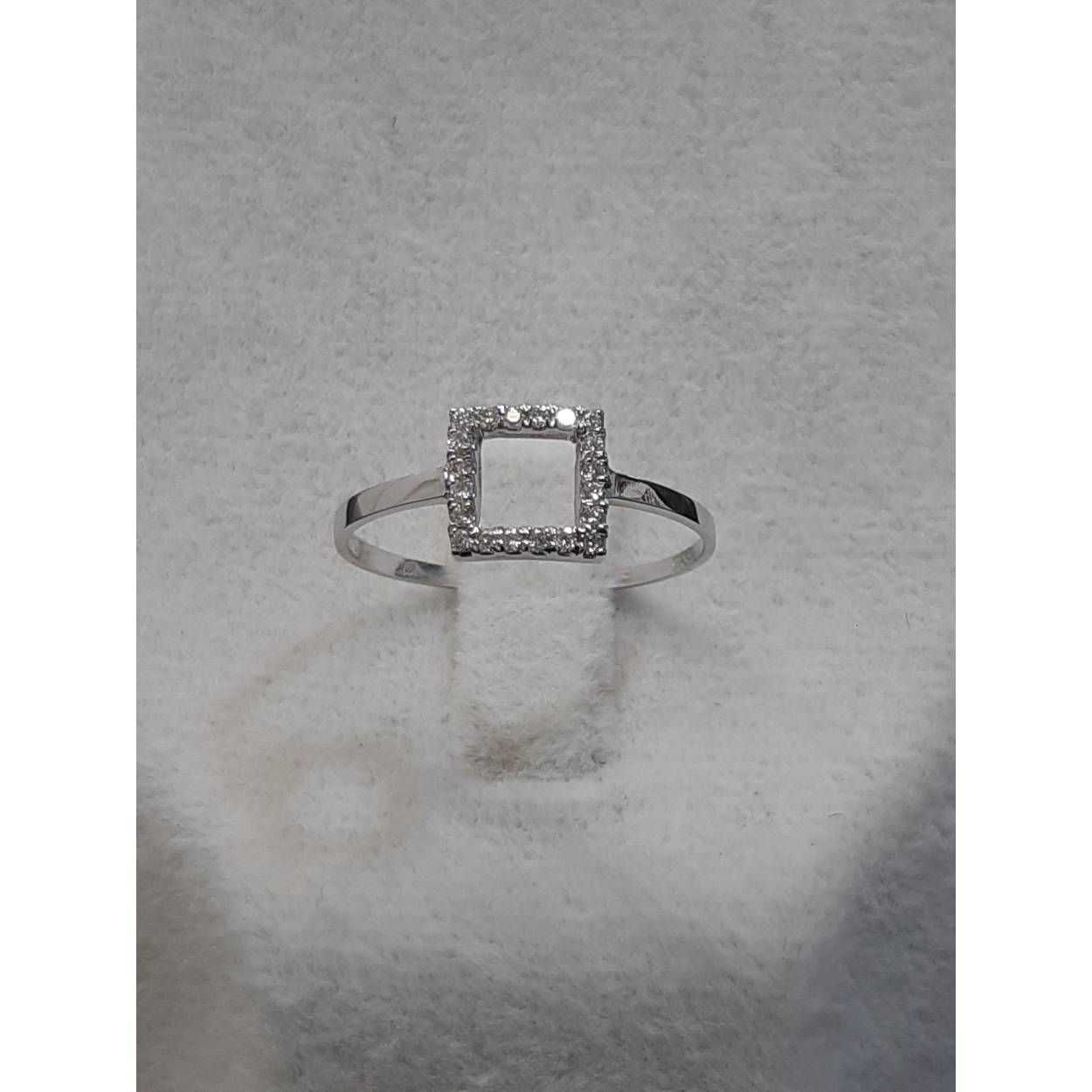 De gouden damesring met modelnummer BREA-0002704 straalt elegantie uit met 20 fijne ronde diamanten van 0.14 karaat in SI1-puurheid en F-kleur. Gemaakt van 14-karaats witgoud en in maat 54. Draag deze prachtige ring als statementstuk op speciale gelegenheden of om dagelijkse outfits een vleugje luxe te geven. Perfect voor verfijnde stijl.