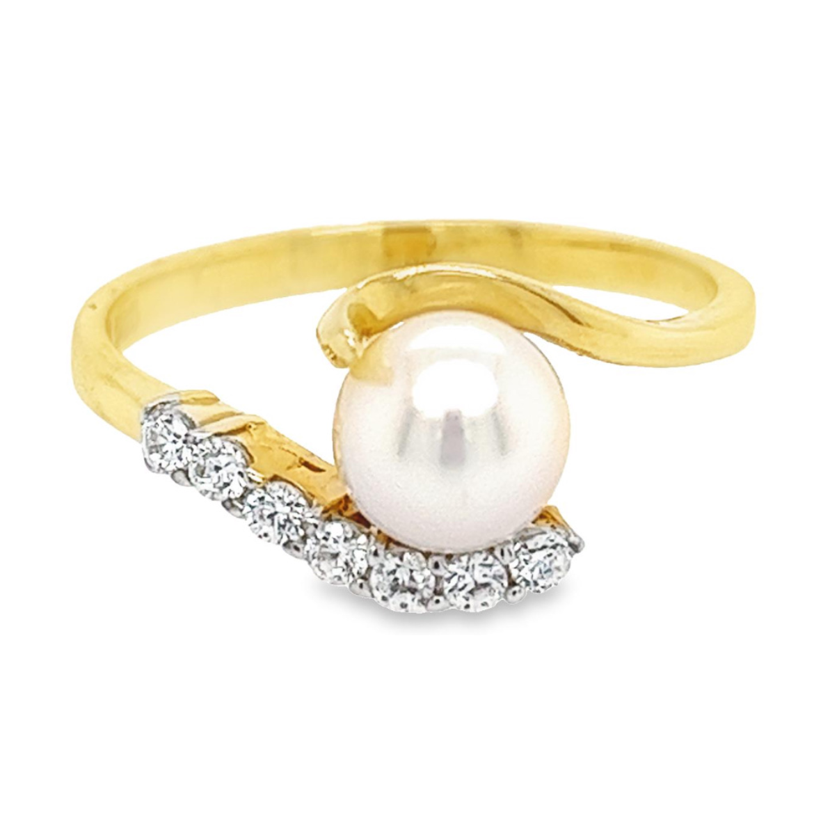 Deze geel gouden ring heeft een erg sierlijke vorm. De zoetwaterparel heeft een prachtige rustige kleur. Het fantasieontwerp van deze ring zorgt ervoor dat de zoetwaterparel centraal ligt. De briljant geslepen zirkonia stenen schitteren mooi wit van kleur en krullen sierlijk langs de parel.