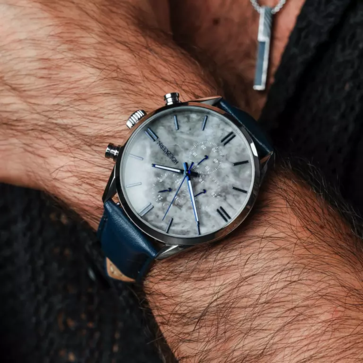 Zink weg in stormgrijs marmer en laat fijn leer je pols strelen.

Onze Gifted met zijn klassieke elegantie is de perfecte metgezel voor elke dag en geeft je stijl een vleugje natuurlijke verfijning.
