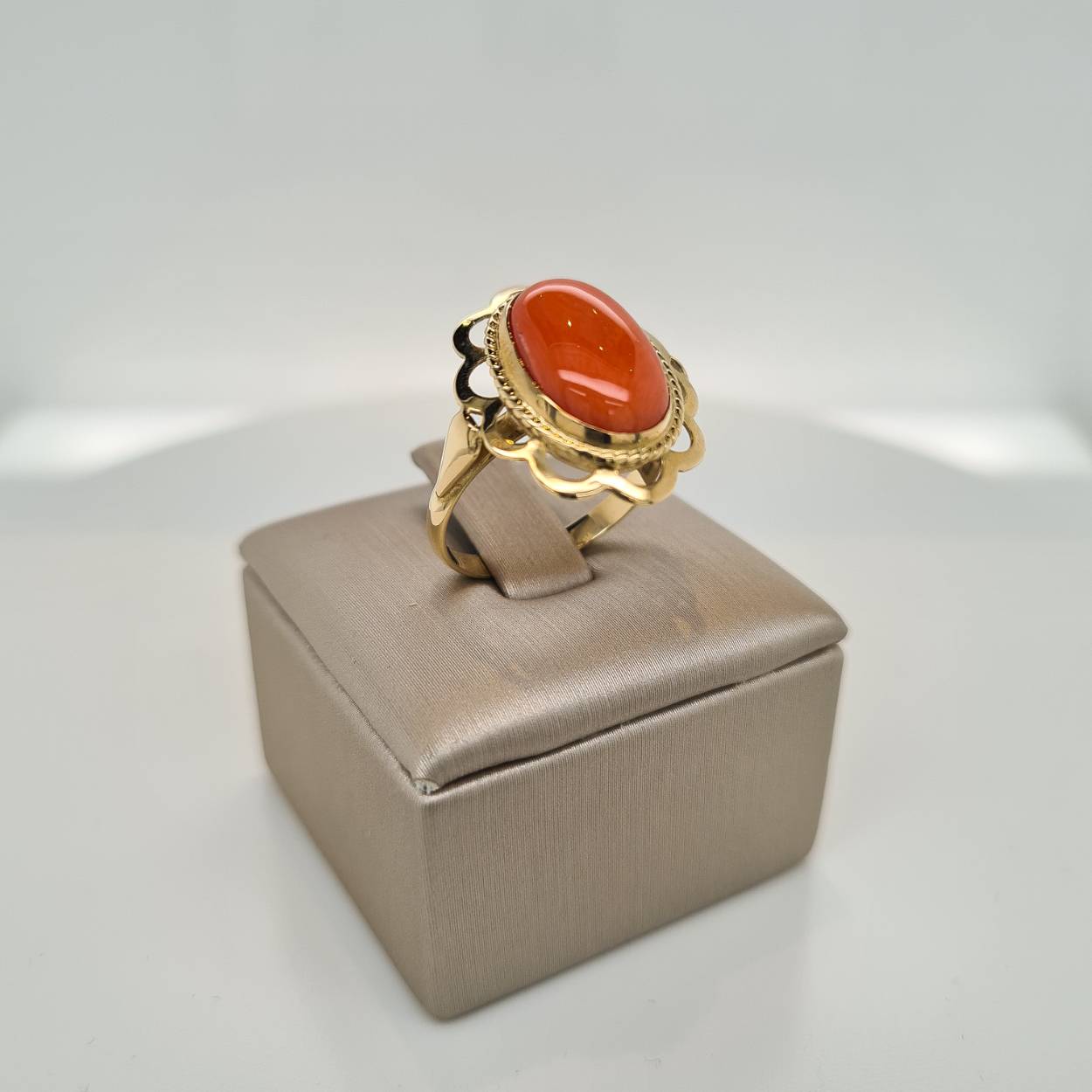 Ring 14 karaat goud gezet met echte bloedkoralen. De ring is in maat 17.5.
