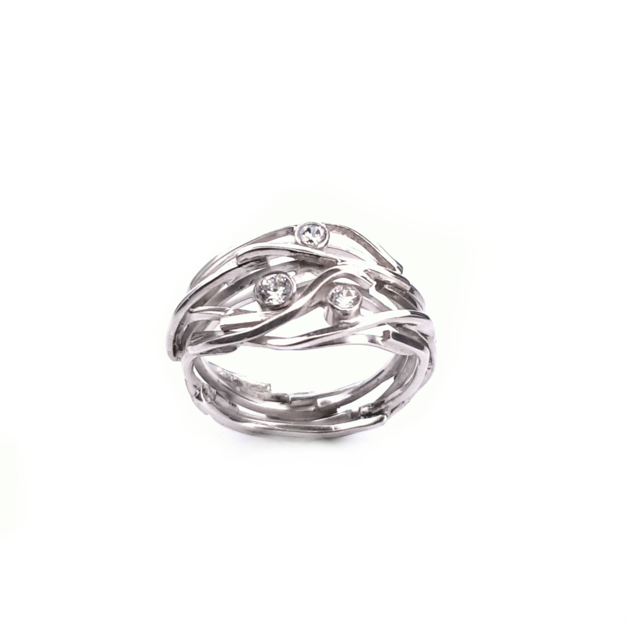 Sierlijke verfijnde draden laten deze ontwerpen voor zichzelf spreken. Met een letterlijke twist zijn deze sieraden goed draagbaar en makkelijk te combineren. Een energieke wikkel van sierlijkheid die jou laat stralen. Elk sieraad wordt met de hand gemaakt in ons eigen atelier en ontstaat spontaan op gevoel. Jouw Twist is dus altijd uniek.

Maak een afspraak en kom deze ring passen! Of bestel haar gelijk, dan sturen we deze mooi verpakt naar je toe.