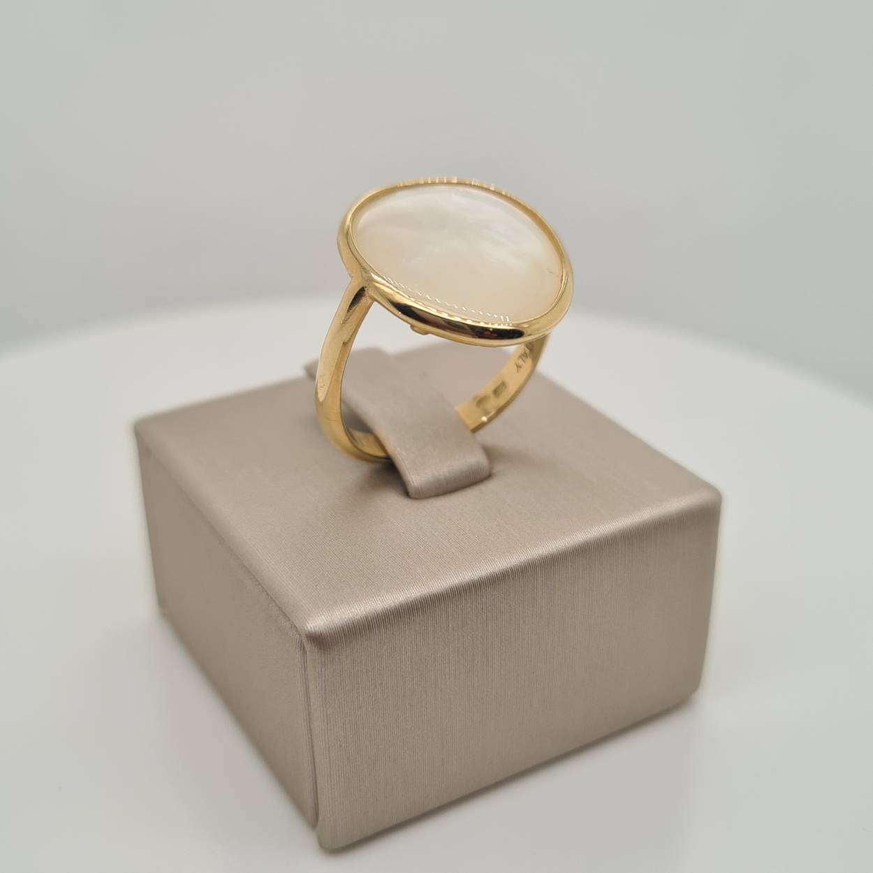 Prachtige 14 karaat geelgouden ring met parelmoer.

De maat van de ring is 55 (17,5). Heeft u een andere maat, neem dan gerust contact met ons op.