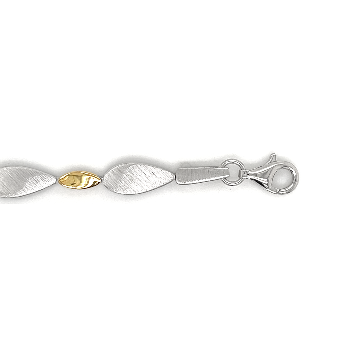 Deze armband is gemaakt van 925 zilver. De armband is gedeeltelijk gematteerd en gedeeltelijk glad gepolijst, de combinatie van mat/ glans geeft deze armband een erg mooie uitstraling. De glanzende schakels zijn zilver verguld (goudkleur). Ook heeft de armband een stevig karabijnslot.