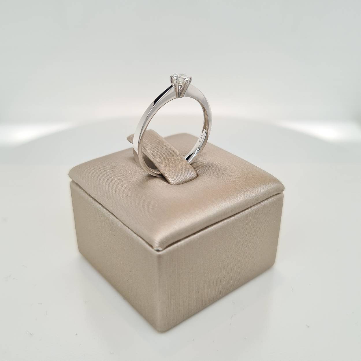 Prachtige 18 karaat witgouden solitair ring met diamant, 0.20crt H Si. 

De maat van de ring is 54 (17 1/4). Heeft u een andere maat, neem dan gerust contact met ons op.