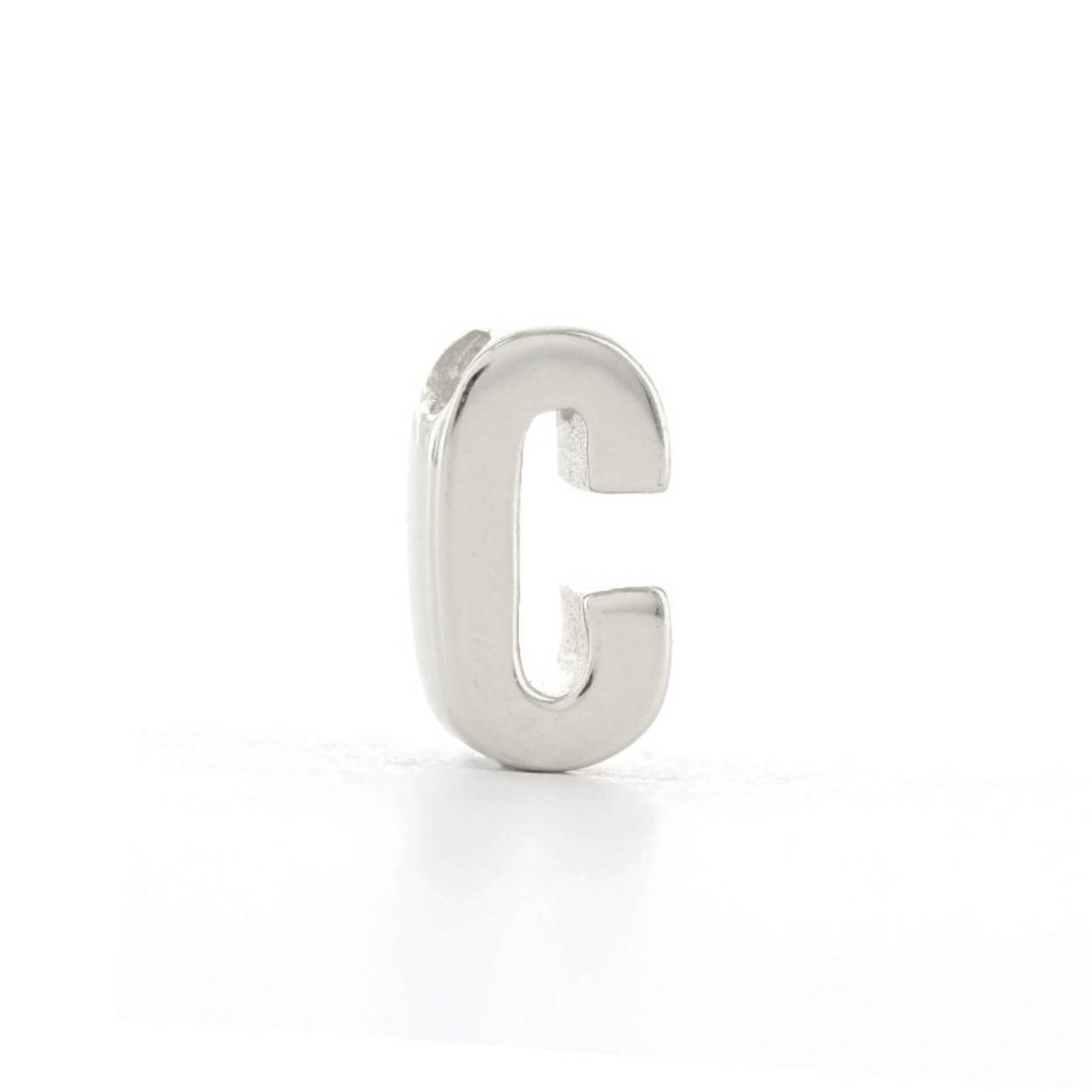 Voor deze hanger heb je een Imotionals ketting nodig. Imotionals kettingen hebben een klein oogje dat door de hanger past.

De collectie hangers en bedels van Imotionals bestaan uit initialen en symbolen. Kies je collier en bedel(s) naar keuze en creëer zo je gepersonaliseerde Necklace.  Je schuif de bedel aan het collier, de lengte kun je zelf bepalen, en hoe leuk is is om 2 of 3 lengtes samen te dragen. Creëer your own Necklace Party.

Imotionals is een zilveren sieradenlijn bestaande uit dunne colliers en hangertjes, het laatste in de vorm van initialen en symbolen. waarmee je door middel van colliers, initialen en symbolen expressie geeft aan jou gevoelens of gedachten.

Een letter sieraad zorgt ervoor dat je jouw look een persoonlijke touch kan geven. Kies voor je eigen letter of de letter van je beste vriendin, vriend, moeder of iemand anders die je dierbaar is. Je kunt er zelfs een hele naam aan hangen, met bijvoorbeeld een hartje of sterretje symbool voor extra betekenis. Ook mega leuk om te geven als cadeautje. Get it before it's gone!