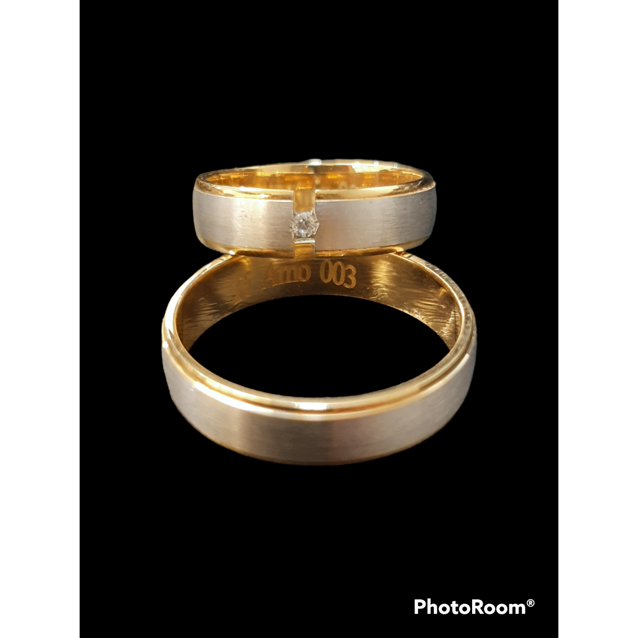De Gouden TRW ring, modelnummer BREA-0002513, is een prachtige trouwring die perfect is voor uw speciale dag. Deze elegante ring, passend bij de gelegenheid, draagt bij aan een tijdloos en klassiek uiterlijk. Draag de ring op de ringvinger van uw linkerhand als symbool van uw huwelijk en liefdevolle verbintenis. Perfect voor elke bruiloft!
