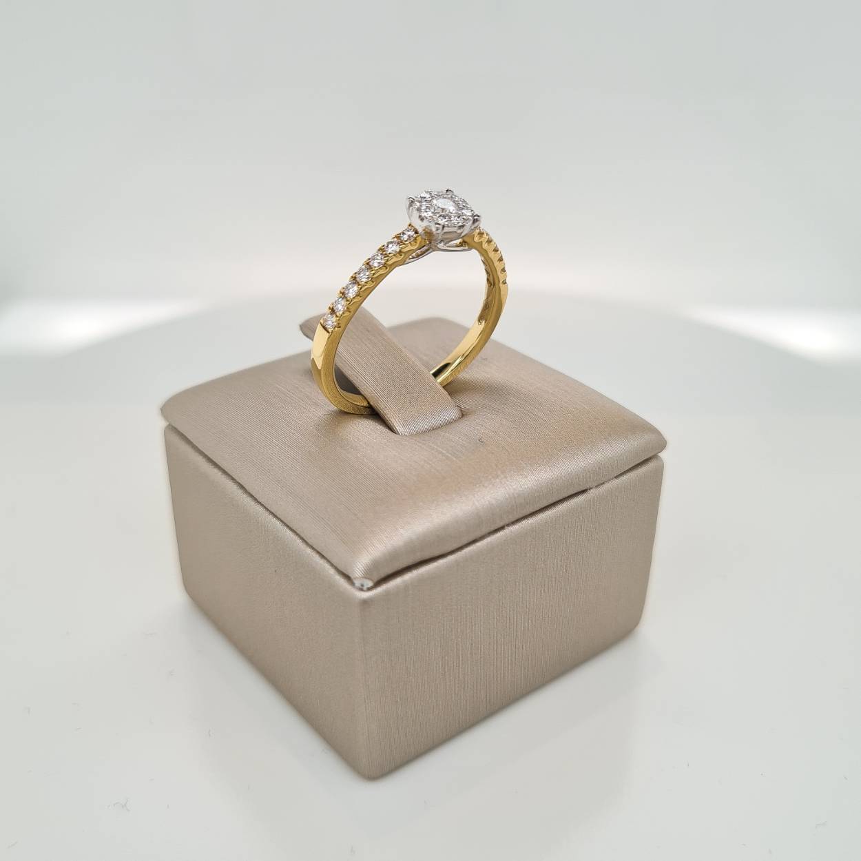 Prachtige 18krt geelgouden ring met diamant 0,34crt G SI.

Tevens mooi om te combineren met een sider ring. 

De maat van de ring is 53 (17). Heeft u een andere maat? Neem dan gerust contact met ons op.