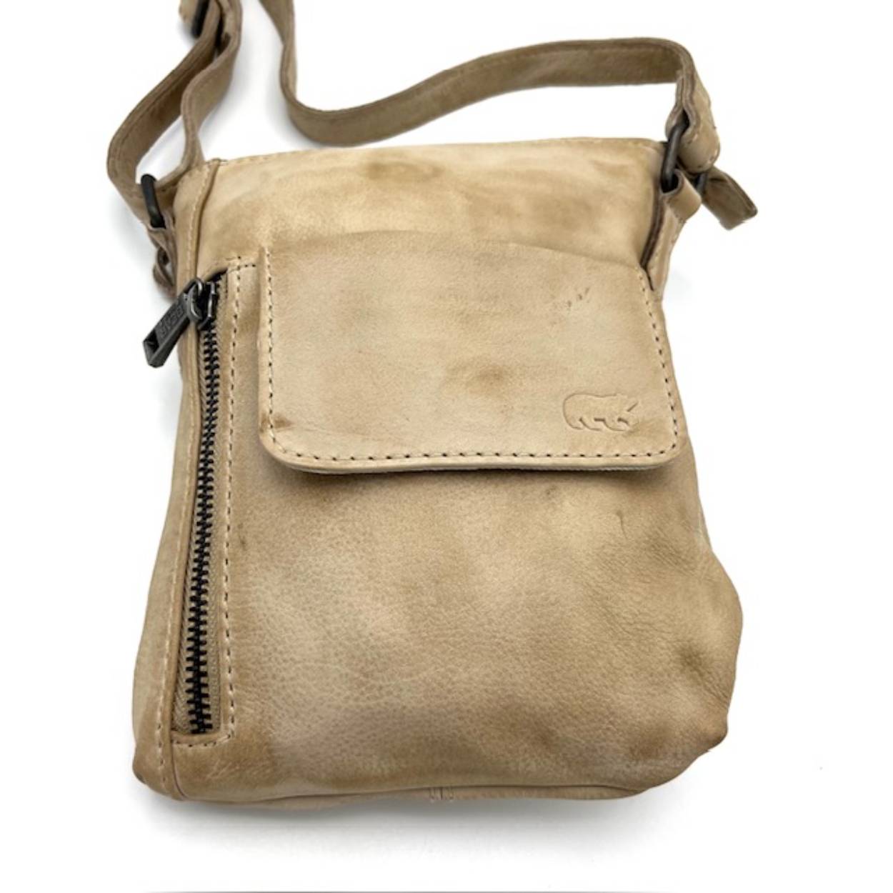 Dames Leren Tas – Soepel Leder & Modieuze Kleur – Compact en Stijlvol

Deze fijne, soepel lederen tas voor haar is de perfecte aanvulling op elke garderobe. Dankzij het zachte leer voelt de tas niet alleen luxe aan, maar draagt hij ook bijzonder comfortabel. De modieuze kleur laat zich moeiteloos combineren met diverse outfits – van casual tot chique.

Het compacte formaat maakt deze tas ideaal voor dagelijks gebruik, waarbij je toch al je essentials binnen handbereik hebt. Perfect voor een dagje uit, een avondje weg of gewoon als stijlvolle accessoire tijdens je dagelijkse bezigheden.

Kenmerken:

Gemaakt van soepel, hoogwaardig leer

Elegant en licht van gewicht

Modieuze kleur die past bij verschillende stijlen

Compact en praktisch

Afmetingen:

Hoogte: 21 cm

Breedte: 17 cm

Diepte: 2,5 cm

Kies voor stijl en comfort met deze modieuze leren damestas – een subtiele eyecatcher voor elke gelegenheid.