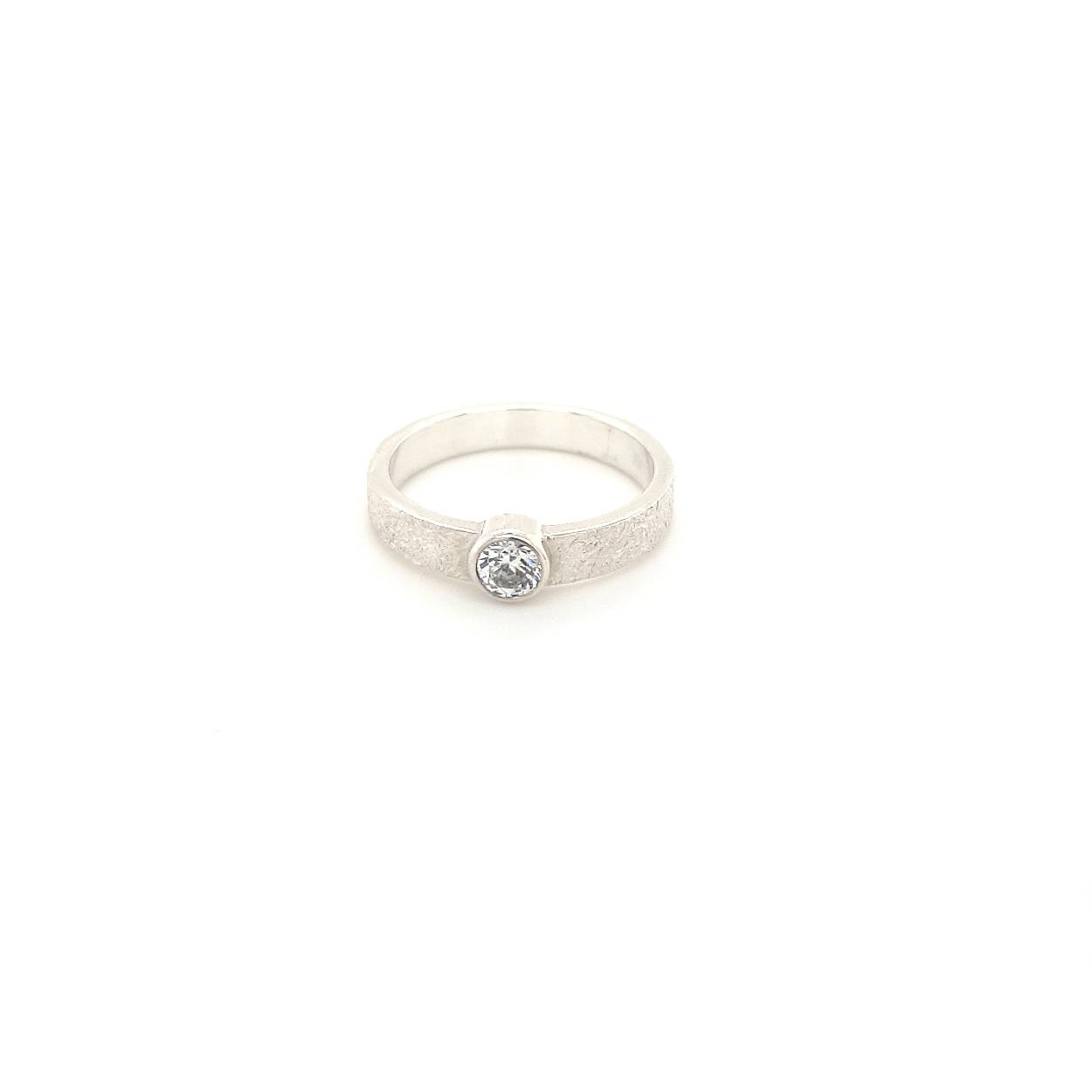 Het contrast tussen de ruwe structuur van het zilver en het glanzen van de steen maakt deze ring zo bijzonder.

Maak een afspraak en kom deze ring passen! Of bestel haar gelijk, dan sturen we deze mooi verpakt naar je toe. 