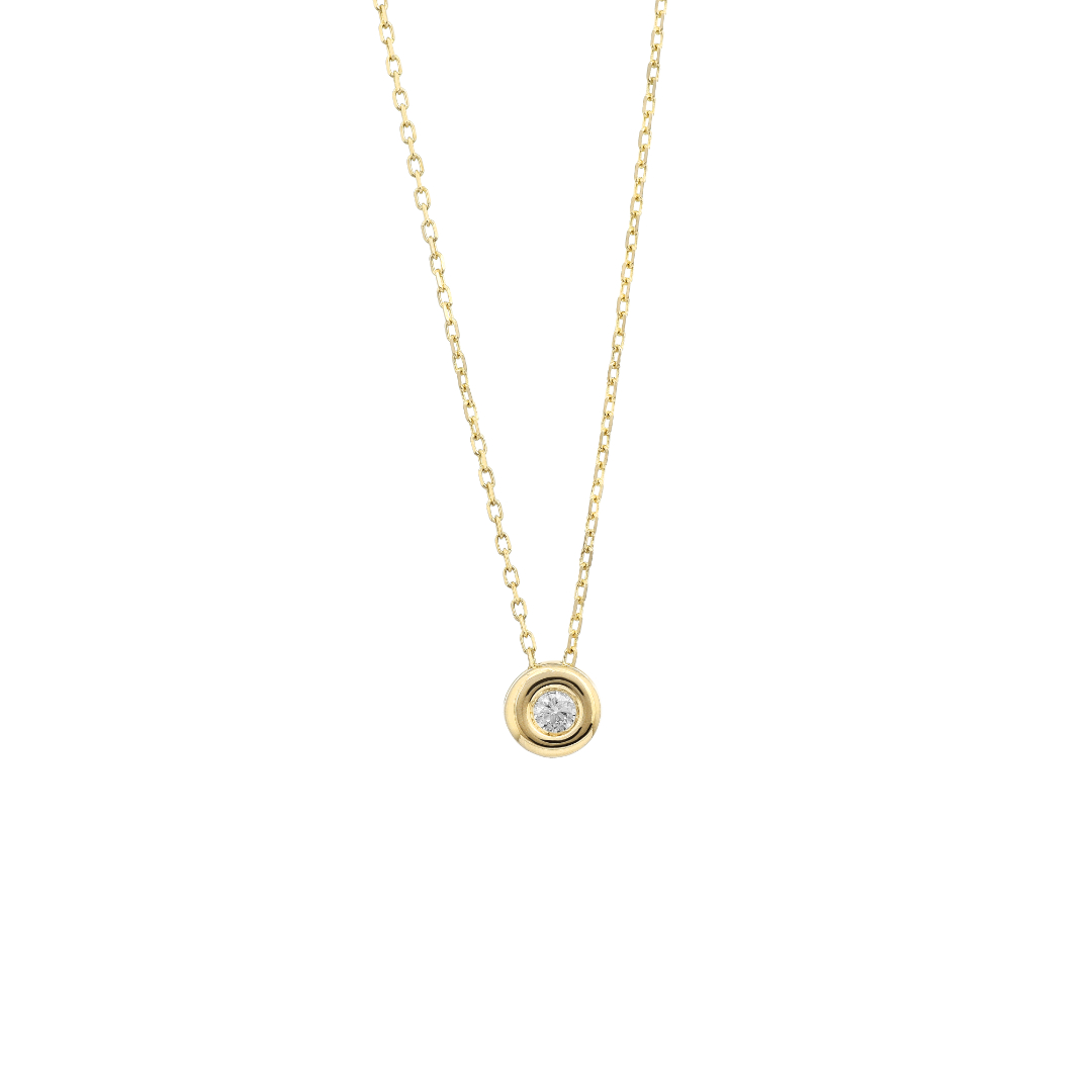 Dit 14-karaats geel gouden collier heeft een elegante en fijne uitstraling. De briljant geslepen diamant welke zorgt voor een prachtige schittering is gezet in een ronde zetkast. Het totale karaatgewicht is 0,05 en de zuiverheid van de diamant is SI1. Het collier is verstelbaar van 40cm tot 42cm.