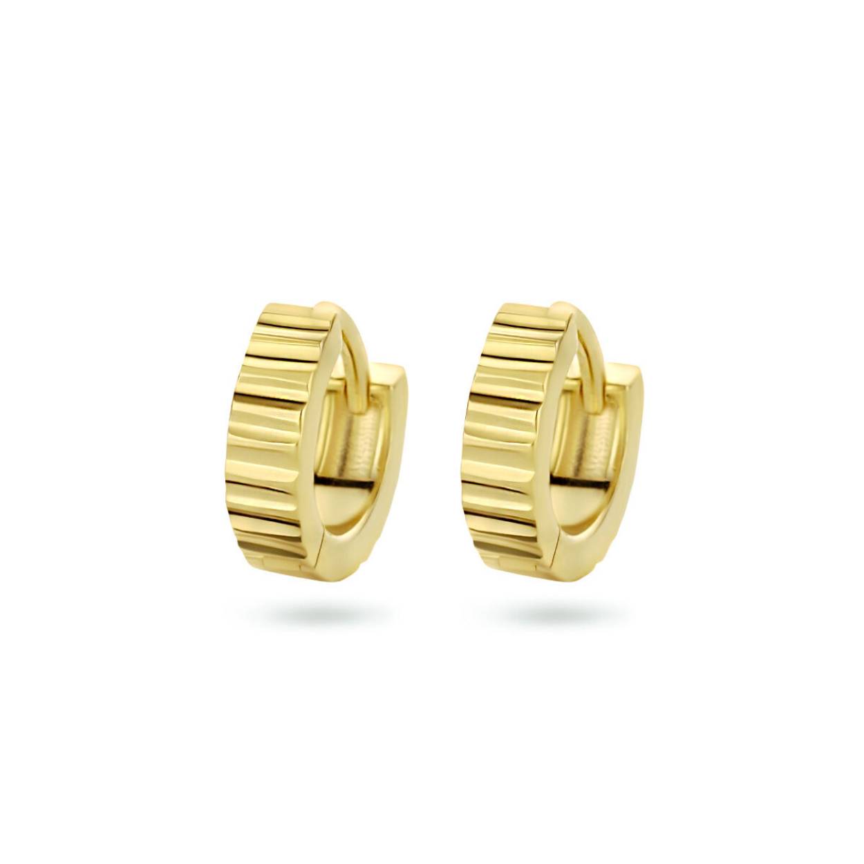 Geelgoud op 925 zilveren klapoorringen. De oorringen hebben een diameter van 11mm. Geen garantie op plating.