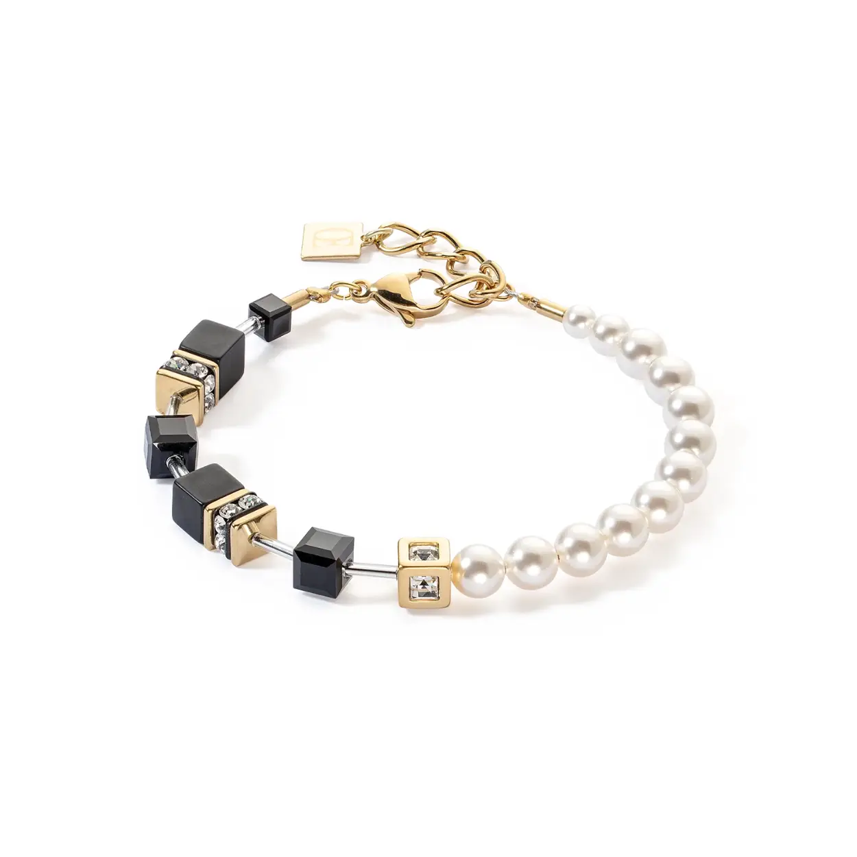 De GEOCUBE® Precious Fusion Pearls-armband heeft een stijlvol contrast tussen de geometrische GEOCUBE®-kralen met gematteerd onyx en de natuurlijke schoonheid van de Swarovski parels. Een asymmetrisch ontwerp geeft de armband een modern tintje en maakt het tot een opvallend accessoire.