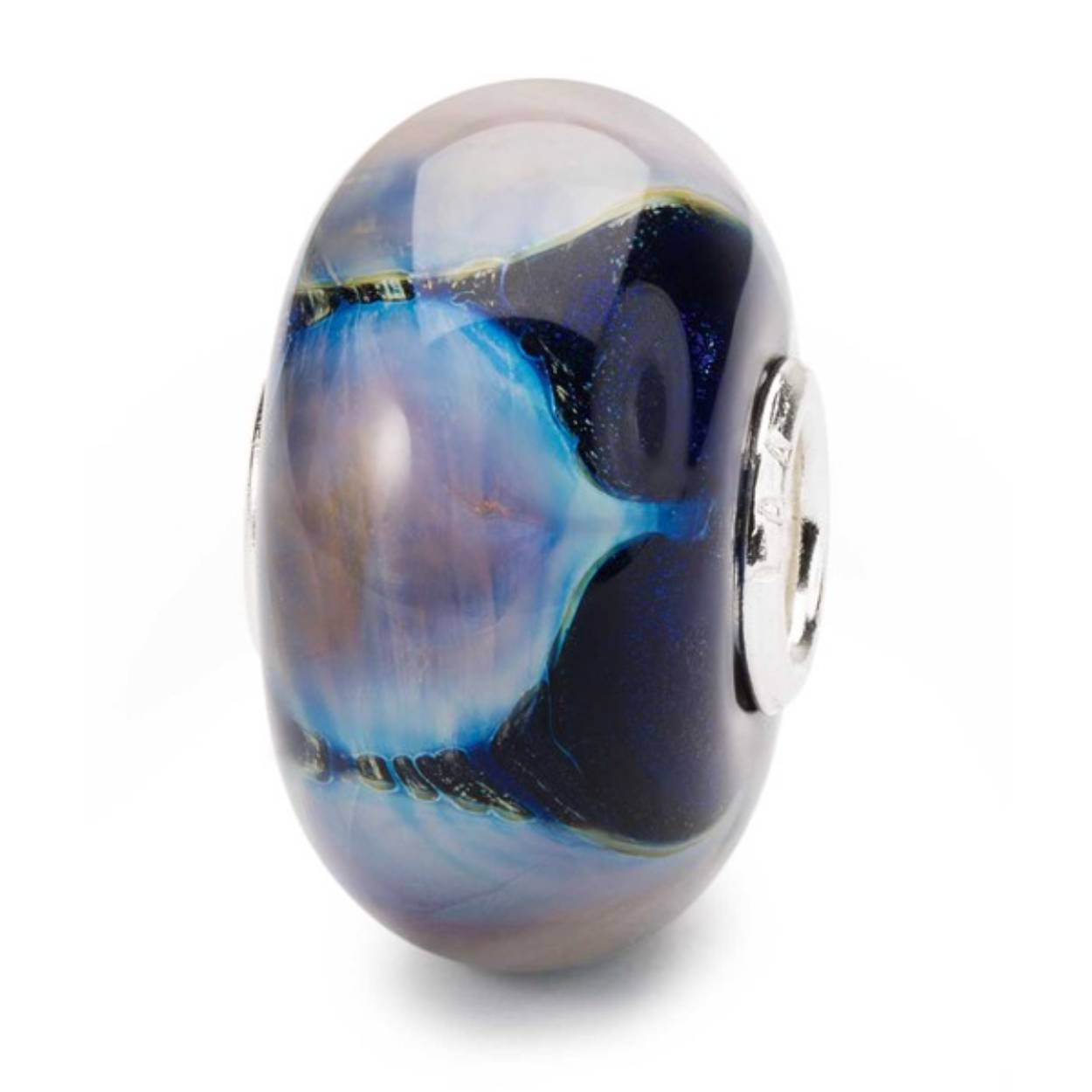 Trollbead 'Veranderlijke lotus'. 

Dit is de People's Unique bead van 2020. De Trollbeads kraal met een zilveren kern heeft de volgende betekenis: Leef vanuit de goedheid van je hart. 

Elke glaskraal wordt met de hand gemaakt, waardoor nooit één kraal precies hetzelfde is. De kraal is helemaal uniek en kan daardoor iets afwijken van de afgebeelde kraal. De bedel past op alle Trollbeads armbanden en kettingen en is goed te combineren met andere Trollbeads bedels. 