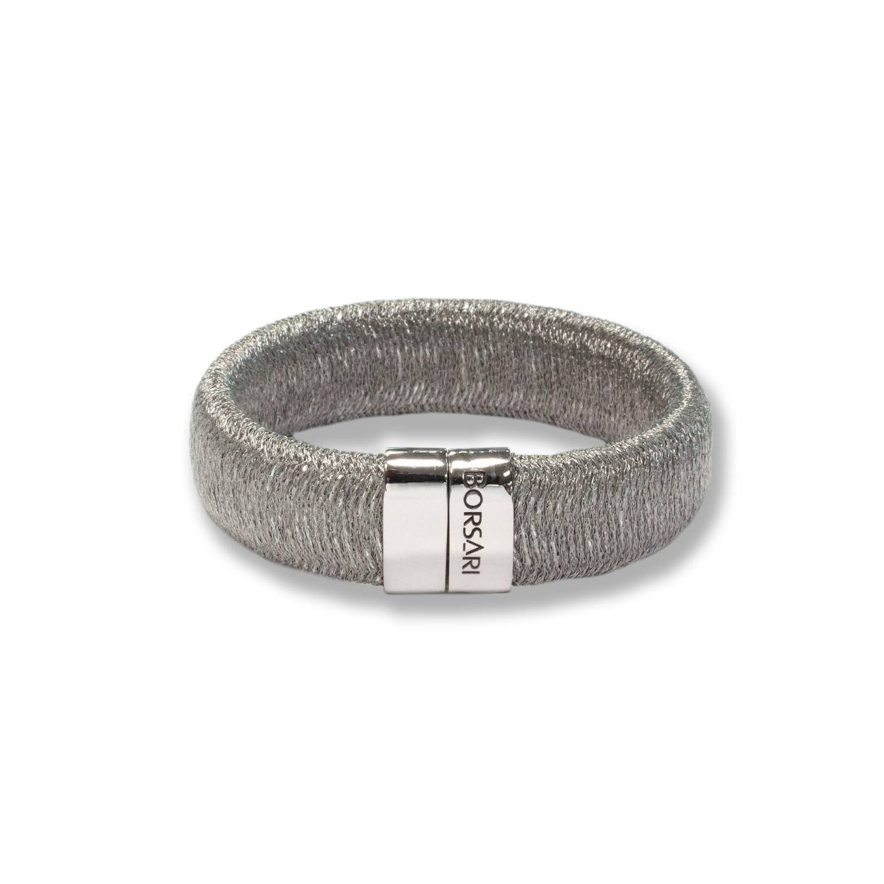 De DIVINA-collectie is een reis door een regenboog van stijlen en emoties. Elke armband is verkrijgbaar in twee versies: de klassieke versie, met zijn magnetische sluiting van 925 gepolijst zilver, en de versie versierd met een in het laboratorium gekweekte diamant, een symbool van bewuste luxe.
Kies uit verschillende kleuren en voel je goddelijk in elke tint, met een armband die de schoonheid van jezelf viert.