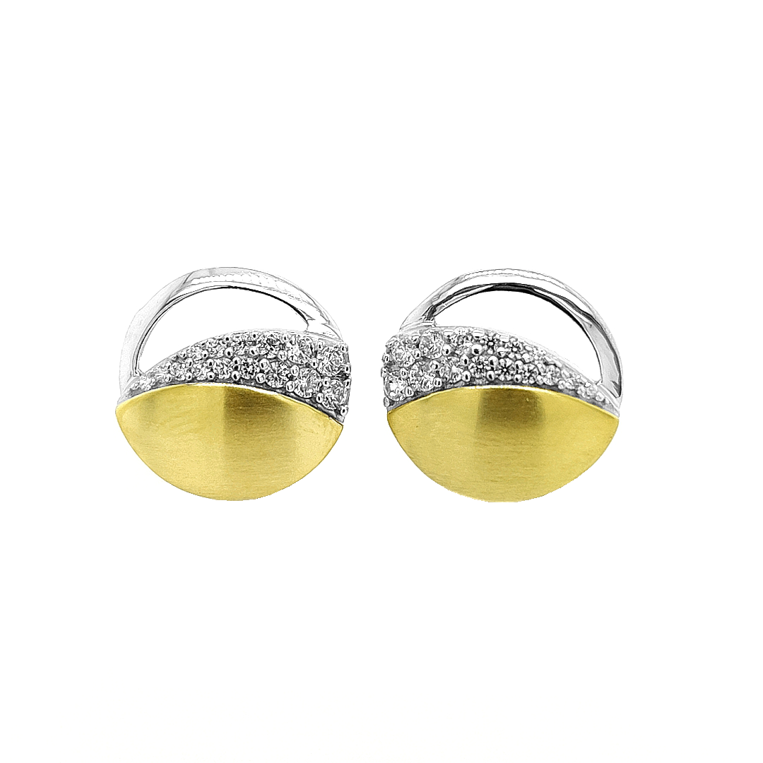Deze bicolor gouden oorstekers zijn ontzettend elegant. Het geel gouden gedeelte is fijn gematteerd en het witgouden gedeelte is gepolijst. De zirkonia steentjes zijn briljant geslepen. Deze oorstekers zijn vrij groot van formaat en dus perfect als je opvallende oorstekers wil dragen.