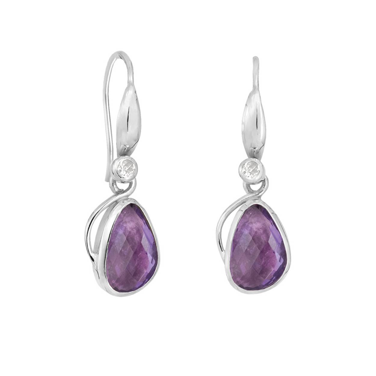 Deze sterling zilveren oorbellen hebben elk een gefacetteerde amethist van 10 x 6,5 mm en een ronde witte topaas van 2 mm.