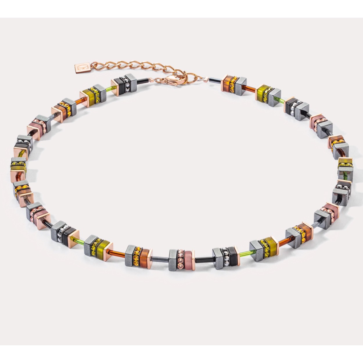Sparkling Classic Elements ketting roségouden herfst: herfst glamour in warme tinten De Sparkling Classic Elements ketting in roségouden herfst vangt de schoonheid van de herfst in een sprankelend ontwerp. In warme, aardse tinten combineert deze ketting glanzende kristallen met kostbaar roségoud om een sieraad te creëren dat de kleuren van de herfstachtige natuur weerspiegelt. Of het nu als een hoogtepunt van je outfit is of als een subtiele toevoeging - deze ketting accentueert stijlvol de glamour van de herfst en voegt een elegante, seizoensgebonden touch toe aan je look.