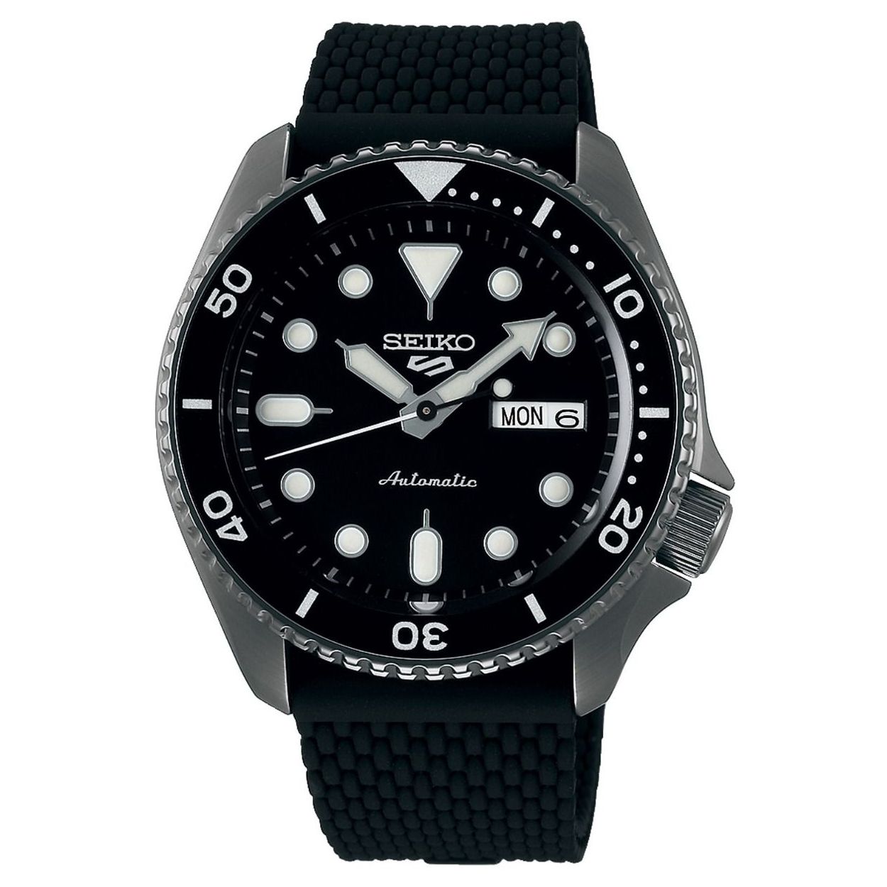 Dit horloge uit de Seiko 5 sports serie heeft een automatisch uurwerk en is 10 atm. Het horloge heeft een 4R36 Seiko kaliber. Het 4R36 Seiko kaliber met dag/datumweergave is een mechanisch kaliber. Het horloge laadt zich tijdens het dragen automatisch op door het omzetten van de arm- en polsbewegingen van de drager in energie. Beweging van het horloge zorgt ervoor dat de hoofdveer van het horloge wordt opgewonden. Deze veer is de energiebron. Handopwinding is ook mogelijk. Wanneer het horloge volledig is opgeladen heeft het een energiereserve van ca. 41 uur. Het tikgetal van deze automaat is 21.600 per uur. Het 4R kaliber wordt volledig in-house vervaardigd.