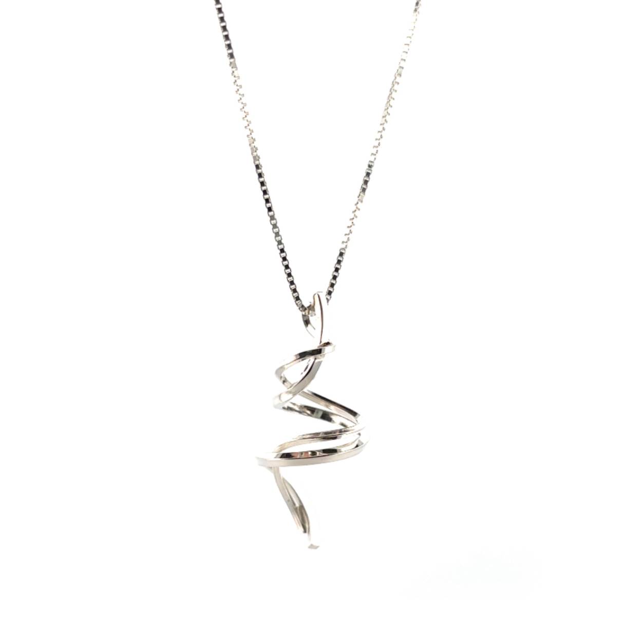 Sierlijke verfijnde draden laten deze ontwerpen voor zichzelf spreken. Met een letterlijke twist zijn deze sieraden goed draagbaar en makkelijk te combineren. Een energieke wikkel van sierlijkheid die jou laat stralen. Elk sieraad wordt met de hand gemaakt in ons eigen atelier en ontstaat spontaan op gevoel. Jouw Twist is dus altijd uniek.

Deze hanger wordt los verkocht of wil je er een bijpassende ketting van zilver bij bestellen?

Maak een afspraak en kom deze sierlijke hanger passen! Of bestel haar gelijk, dan sturen we deze mooi verpakt naar je toe.