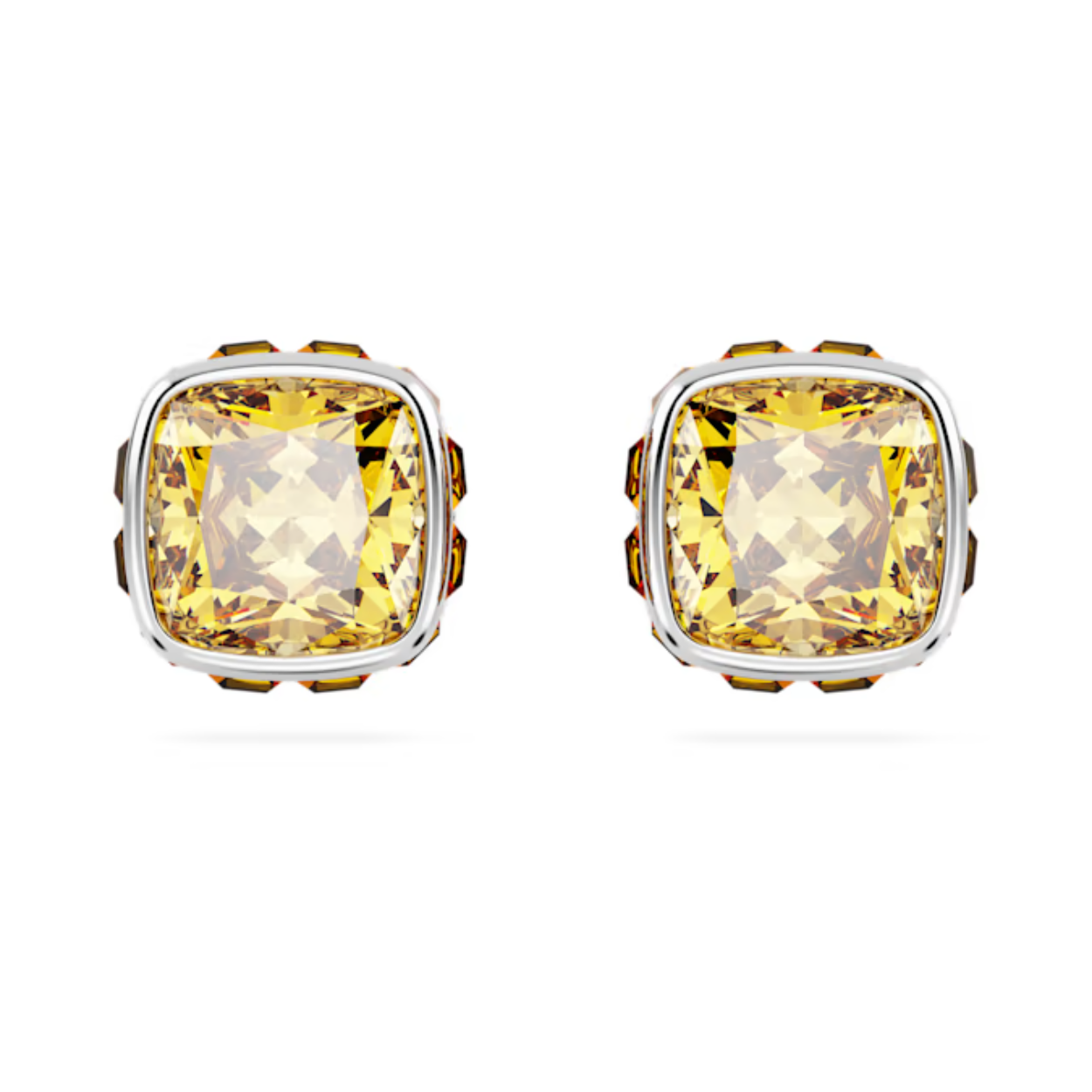 Deze levendige, veelzijdige oorstekers passen overal bij en zijn geïnspireerd op de geboortesteen van november. De sieraden met een rhodium toplaag zijn voorzien van een steen met een square-slijpvorm in een geelgouden kleur, een energieke tint die de drager helpt te focussen en sterk te blijven in hart en ziel. Dit betekenisvolle ontwerp is een magisch cadeau voor een dierbare of het perfecte cadeau voor uzelf.
Formaat: 0.9 x 0.9 cm