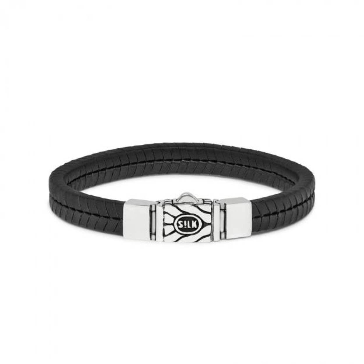 Deze prachtige armband is gemaakt van hoogwaardig leer en heeft een lengte van 21 cm. Het sierlijke ontwerp en de zachte textuur maken het een perfecte aanvulling op elke outfit. Combineer het met andere armbanden voor een trendy gelaagde look of draag het solo voor een subtiele touch van luxe. Perfect voor elke gelegenheid!