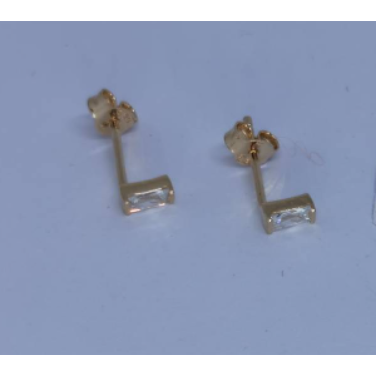 14 Karaat geel gouden solitair oorstekers met baguette geslepen zirkonia.

Leuk om te combineren met de ring EBRZ0001.

Deze oorstekers zijn ook leverbaar met baguette geslepen diamant, zie artikel EBOD0001.