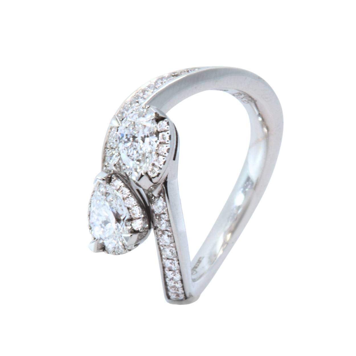 Witgouden en peervormige diamanten IOLUCE by-pass ring.