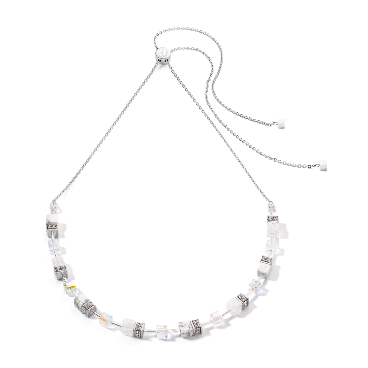 Sprankelende Coeur de Lion 3035/10-1400 GeoCube Iconic Nature collier met witte en zilveren details. Een sensationele combinatie van Swarovski kristallen en een zilveren ketting met een in lengte verstelbare schuifsluiting om iedere hals perfect te accentueren. Het collier is verstelbaar van 30 tot 79 cm. De breedte van de kristallen is 0,6 cm. 