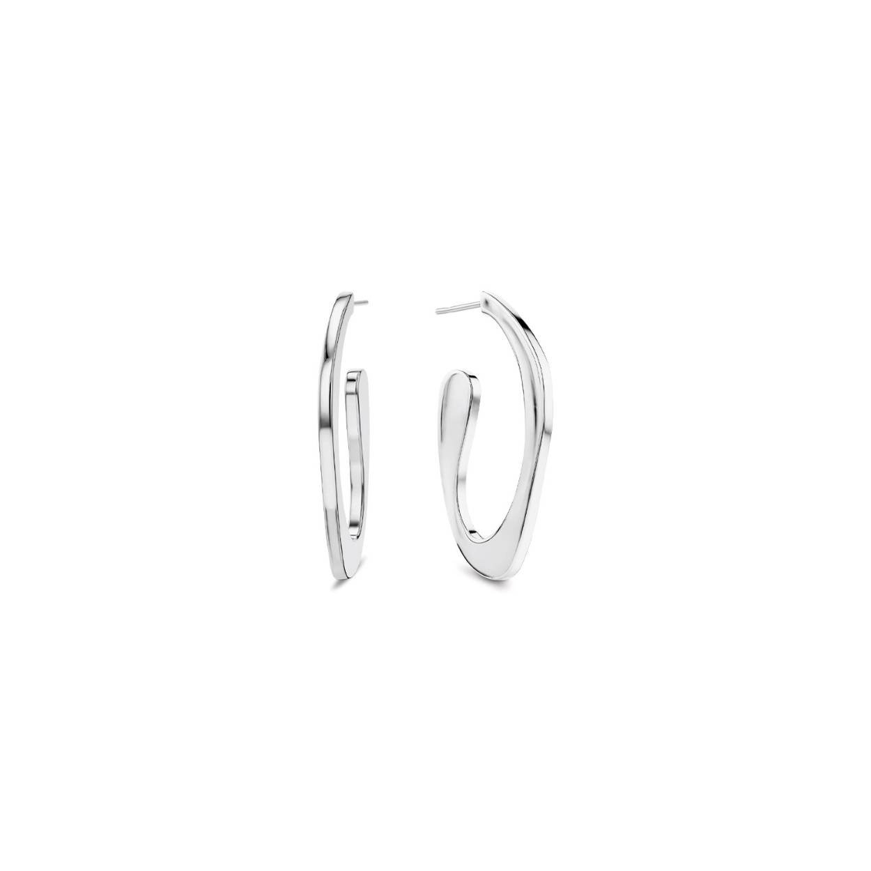 Calvin Klein CJ35000689 Dames Oorsieraad Staal
Deze stalen dames oorbellen van Calvin Klein met nr CJ35000689 hebben een sculpturale uiterlijk. De glimmende zilverkleurige stalen oorstekers zitten half om het oor en hebben een kristal aan de onderkant. De lengte is 4cm en ze tonen strak. Leuk te combineren met andere sieraden uit de serie van Calvin Klein.

OVER CALVIN KLEIN
Calvin Klein is een wereldwijd lifestylemerk dat gewaagde, vooruitstrevende idealen en een verleidelijke, vaak minimalistische, esthetiek nastreeft. Calvin Klein werd groot in de jaren 70 door haar mode- en merkjeans collecties. In de jaren 80 lanceerde Calvin Klein haar spraakmakende ondergoed dat uitdrukkelijk van logo ’s voorzien was. Vanwege het grote succes is het merk ook succesvol uitgerold in Accessoires, Parfums, Home, Brillen, Golf, Horloges en Sieraden.
Sinds de oprichting in 1968 door Calvin Klein, heeft het merk haar reputatie opgebouwd als leider in de Amerikaanse mode, dankzij een cleane esthetiek en innovatieve ontwerpen. Calvin Klein wil haar publiek verleiden en inspireren door middel van provocerende beelden en opvallende ontwerpen die prikkelen. 

SPECIFICATIES:
- Stalen dames oorsieraden
- Lengte 4cm
- Zilverkleurig
- Glimmend