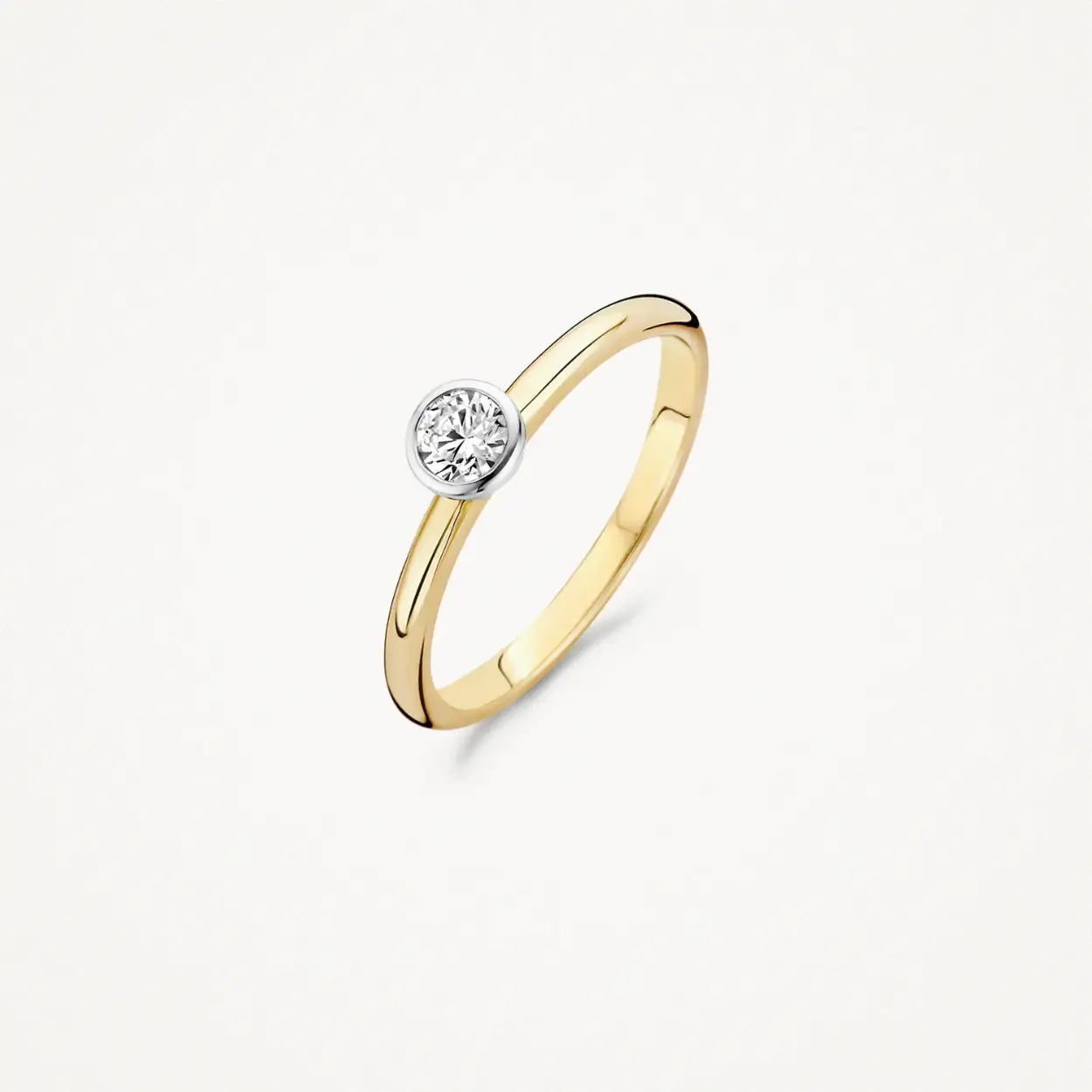 BEen sprankelende zirkonia siert deze elegante ring van 14k wit en geelgoud. De band is 2 mm breed en de steen heeft een doorsnede van 5 mm. Prachtig te combineren met andere geel en witgouden ringen uit onze collectie.