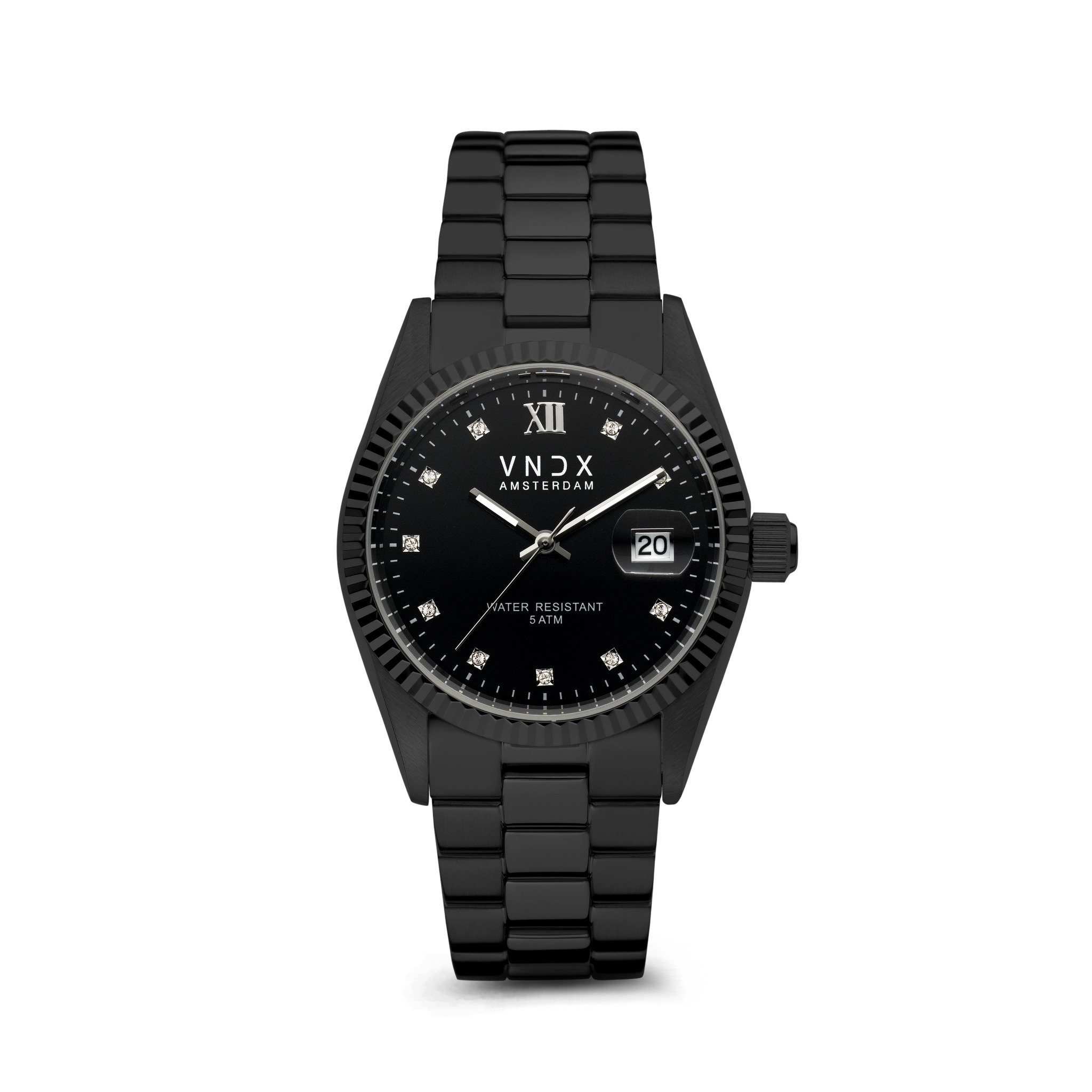 De Dare Devil Medium Zwart, het horloge dat tot in detail is gemaakt om perfect op je pols te vallen. De diameter van haar kast is 36 mm kwaliteit en daarmee de perfecte Medium. Met haar stoere zwarte roestvrijstalen schakelband kun je de Dare Devil perfect aanpassen op jouw polsmaat, zo ben jij één met je horloge.

Haar elegante design zorgt ervoor dat je Dare Devil fungeert als een eyecatcher bij je outfit. Wanneer je haar van dichterbij ontdekt, zie je; “The Devil in the detail.” Haar sprankelende zwarte wijzerplaat is voorzien van een index met Swarovski steentjes.

Ben jij een Dare Devil die houd van feestjes of nachtelijke avonturen, ook dan zal de Dare Devil het perfecte horloge voor je zijn. Jouw Dare Devil is voorzien van lichtgevende wijzers, die zorgen voor een “Glow in the dark” effect. Zo zorgt je Dare Devil ervoor dat jij Never too late bent!

Wees jezelf, Creer je eigen stijl en kies je eigen pad! Just be a Dare Devil, It’s Never Too Late!