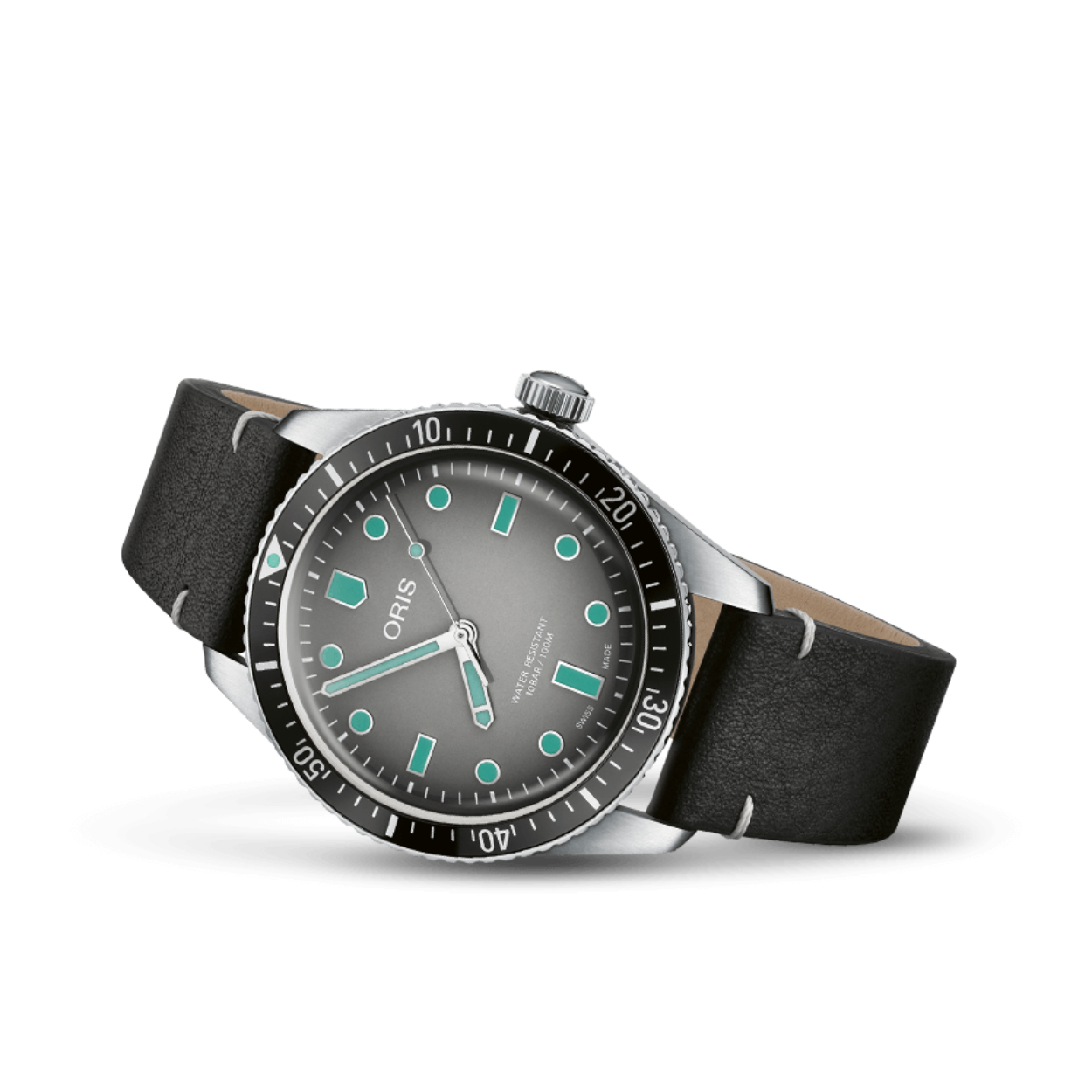 De Oris Divers Sixty-Five is een moderne interpretatie van een klassiek duikhorloge uit de jaren 60. Met een 40 mm roestvrijstalen kast en een grijze wijzerplaat straalt dit horloge tijdloze elegantie uit. De wijzers en indexen zijn voorzien van Super-LumiNova® voor optimale leesbaarheid in het donker. Het automatische Oris 733 kaliber, gebaseerd op de SW 200-1, biedt een gangreserve van 38 uur. De zwarte leren band met stalen gesp maakt het geheel af. Met een waterbestendigheid tot 100 meter is dit horloge geschikt voor dagelijks gebruik en recreatief duiken.