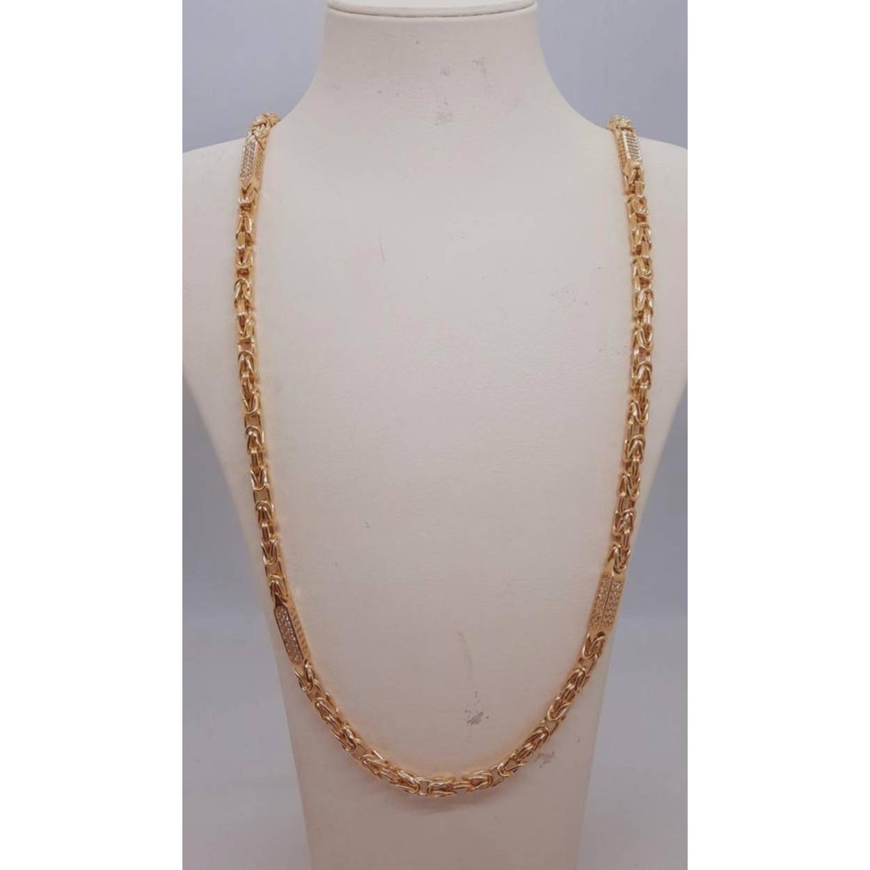 Deze gouden koningsketting van modelnummer BREA-JOY-0004003 is een prachtige 14 karaat gouden ketting van 70 cm. Met een breedte van 4,4 mm en een gewicht van 34,18 gram, straalt het pure elegantie uit. Het is glanzend goudkleurig en ideaal te dragen bij elke chique gelegenheid, perfect bij zowel formele als casual outfits.