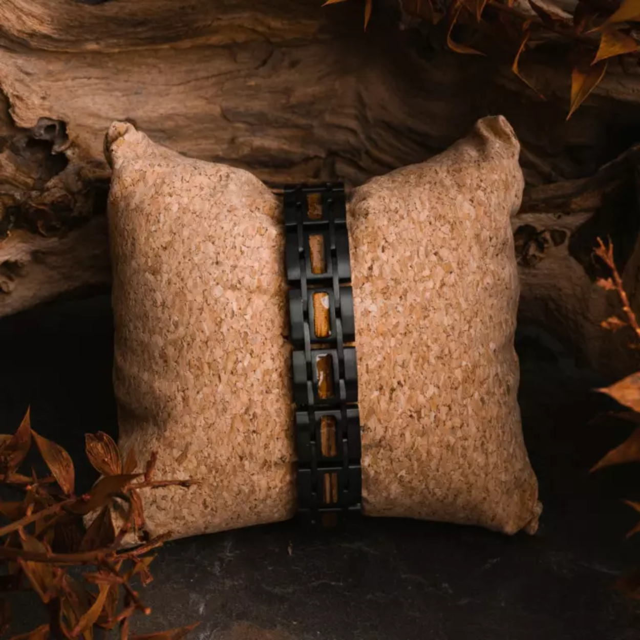 Hout maakt het verschil. Net zoals houten snaarinstrumenten een orkest in staat stellen het perfecte geluid te creëren, zorgen onze unieke houten Bandlets ervoor dat jouw outfit altijd on point is!