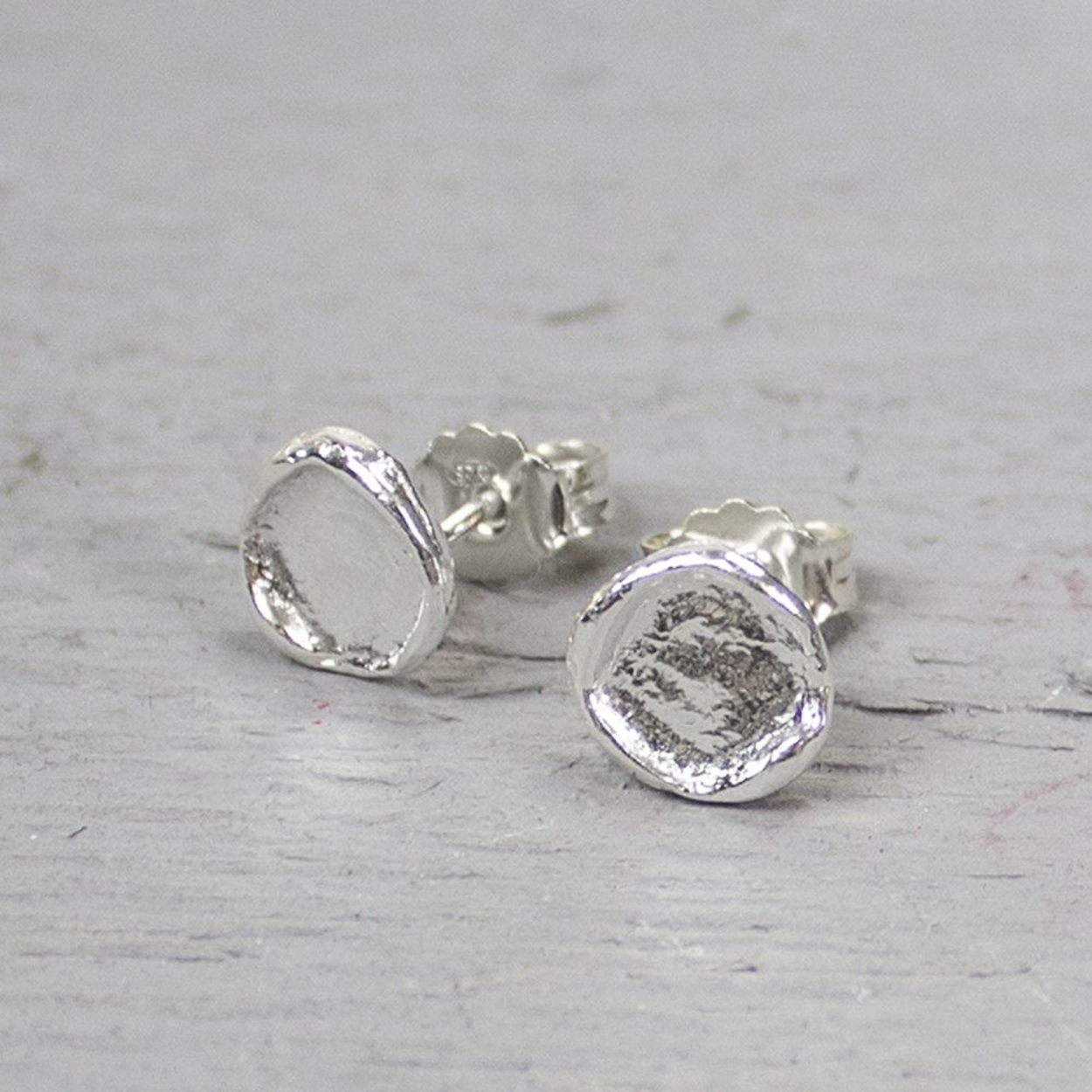 Oorknopjes gemaakt van 925 sterling zilver de oorknop heeft een ronde organische vorm. De randen van de oorstekers staan omhoog voor meer diepte.
